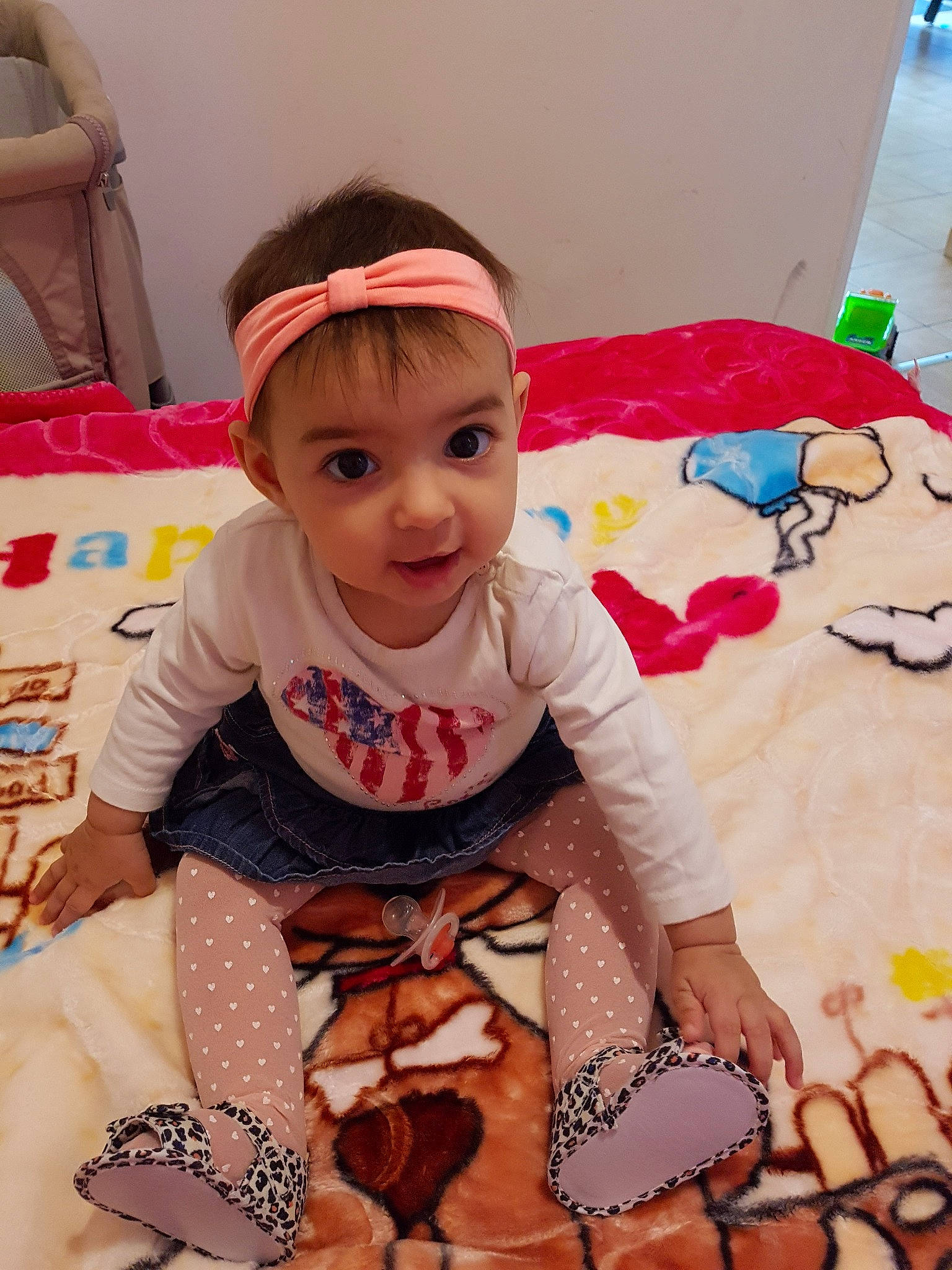 Emma a rejoint le concours — aidez-le/la à gagner de superbes lots ! baby_products, child, day, design, flooring, girl, headwear, infant, pattern, person, pink, play, product, skin, smile, textile, toddler, toy