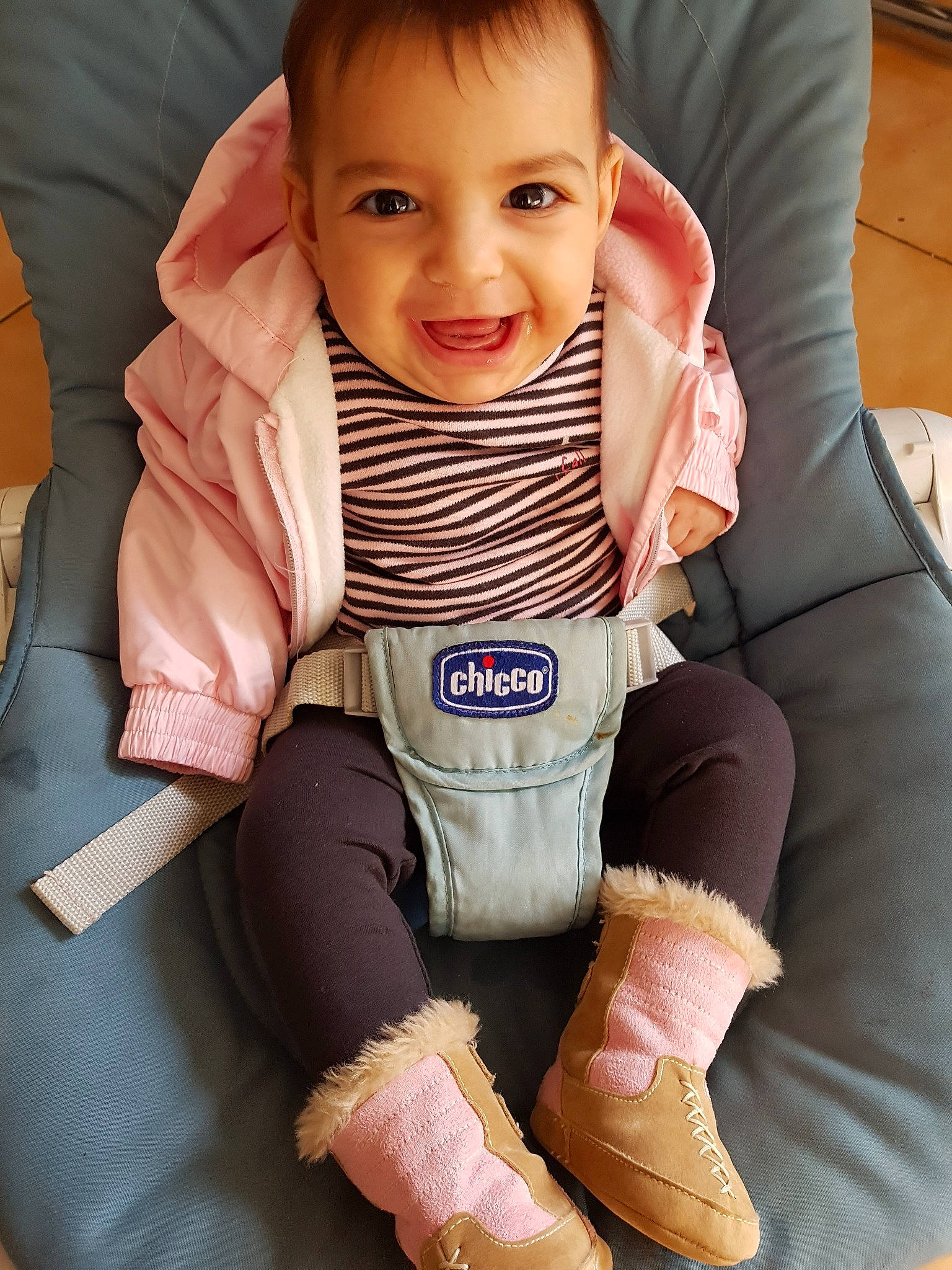 Emma participe au concours pour gagner de l'argent avec cette photo : arm, boy, child, girl, infant, joy, leg, person, product, sitting, skin, smile, textile, toddler