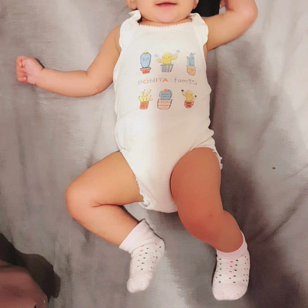 Emma participe au concours pour gagner de l'argent avec cette photo : arm, beauty, child, child_model, finger, girl, hand, happiness, infant, joint, leg, person, product, shoulder, skin, smile, standing, thigh, toddler, trunk