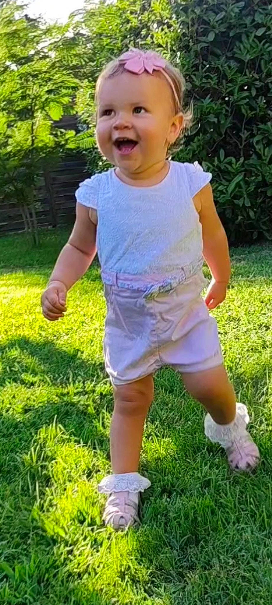 Inaya a rejoint le concours — aidez-le/la à gagner de superbes lots ! baby_toddler_clothing, child, electric_blue, fun, garden, grass, green, happy, leisure, pattern, people_in_nature, person, plant, shorts, sleeve, smile, summer, sunlight, t_shirt, toddler