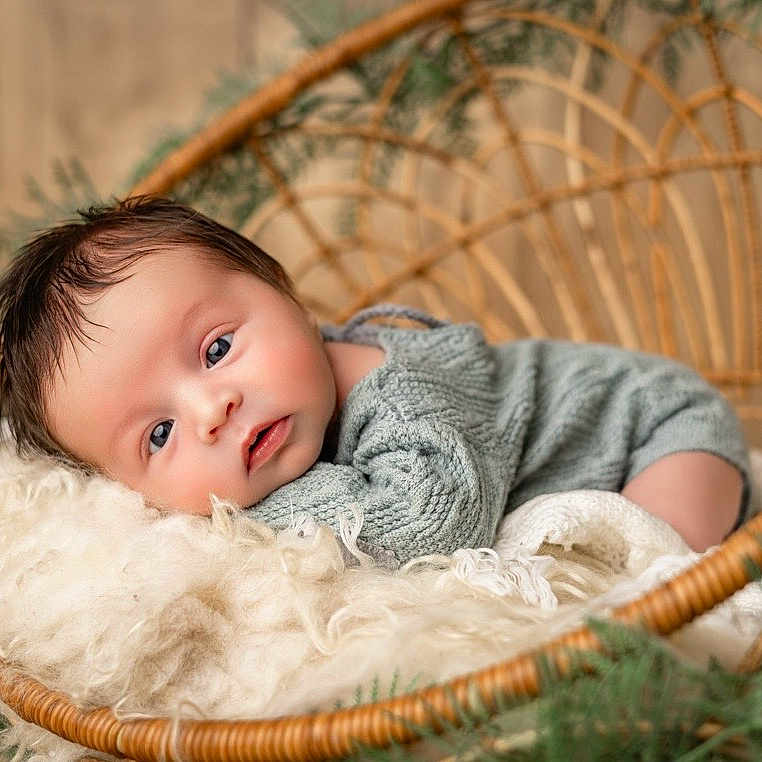 Malo a rejoint le concours — aidez-le/la à gagner de superbes lots ! baby, blanket, candid, child, cozy, cute, face, greenery, head, indoor, infant, knit_clothing, natural_light, newborn, peaceful, portrait, relaxed, resting, soft_texture, wicker_basket