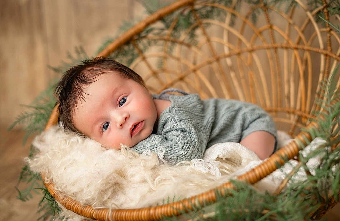 Malo a rejoint le concours — aidez-le/la à gagner de superbes lots ! baby, infant, wicker_basket, blanket, soft_texture, greenery, cozy, portrait, child, cute, relaxed, knit_clothing, head, face, indoor, natural_light, peaceful, newborn, candid, resting