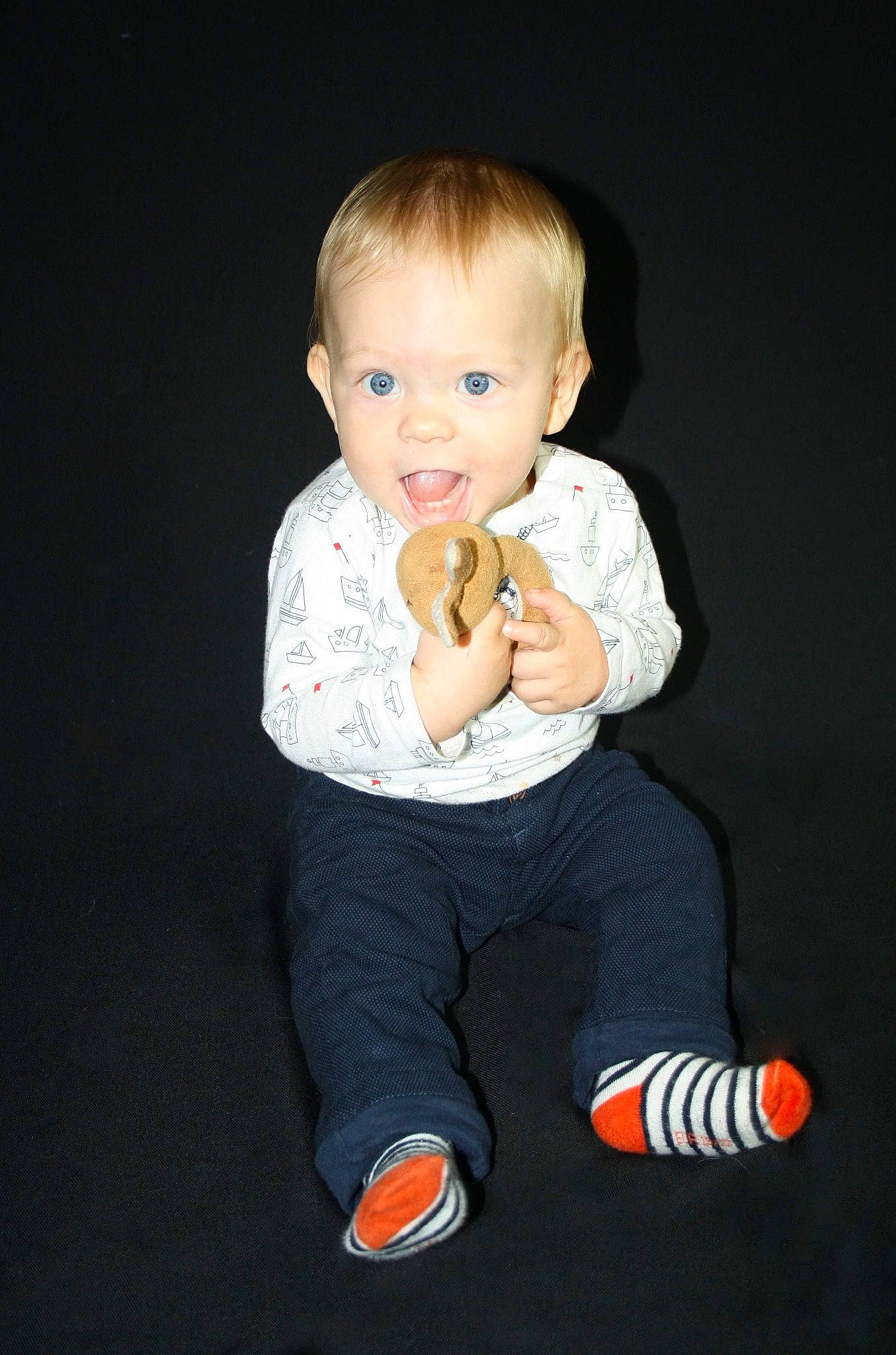 Simon participe au concours pour gagner de l'argent avec cette photo : baby, cheek, child, child_model, person, photography, portrait_photography, sitting, sleeve, standing, toddler