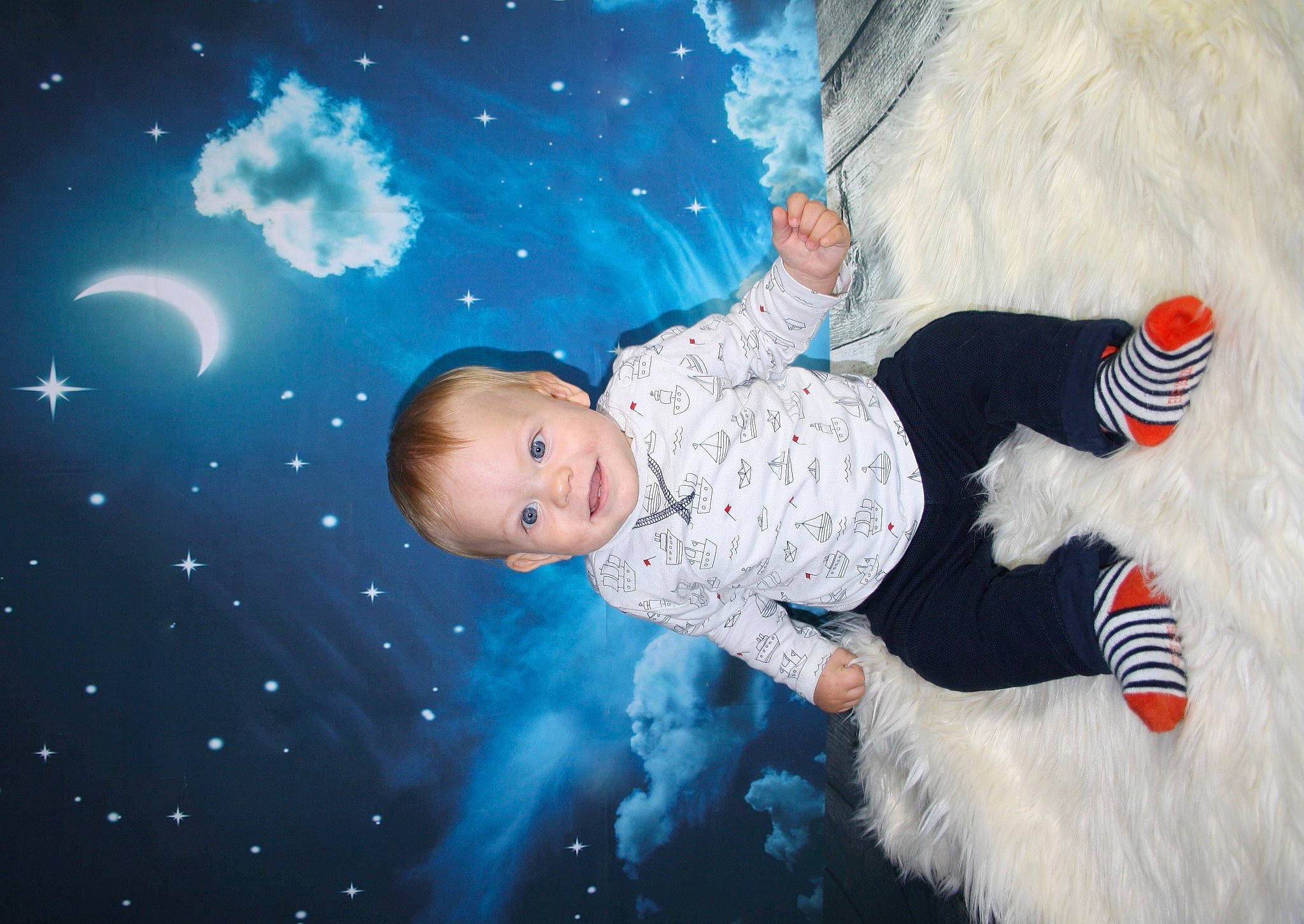 Simon a rejoint le concours — aidez-le/la à gagner de superbes lots ! atmosphere, child, fictional_character, fun, illustration, joy, outer_space, person, photography, santa_claus, sky, smile, space, toddler, world