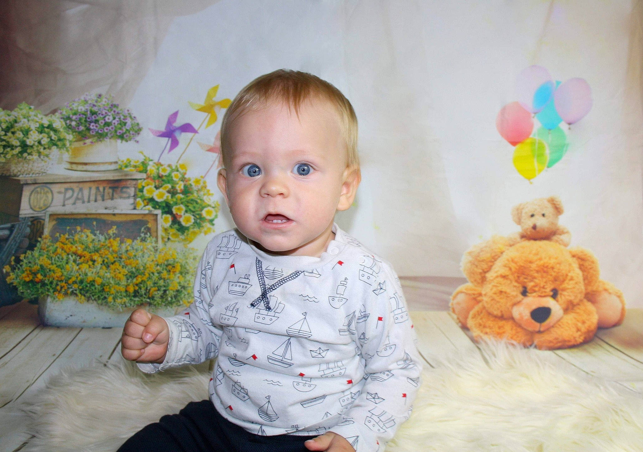 Simon a rejoint le concours — aidez-le/la à gagner de superbes lots ! baby, cheek, child, face, family, happy, head, people, person, photograph, photography, pink, plant, portrait, room, sitting, smile, teddy_bear, toddler, toy