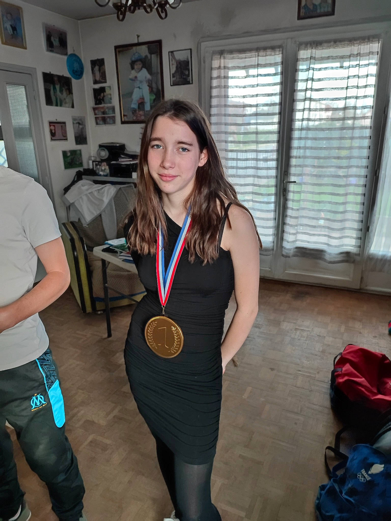 Alexia a rejoint le concours — aidez-le/la à gagner de superbes lots ! backpack, bag, electric_blue, event, eyewear, fashion_design, fun, human_leg, jewellery, joint, joy, knee, luggage_and_bags, person, picture_frame, smile, sportswear, thigh, trunk, waist