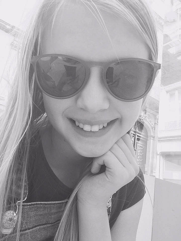 Lyana a rejoint le concours — aidez-le/la à gagner de superbes lots ! beauty, black_and_white, chin, cool, eye, eyewear, face, girl, glasses, human_hair_color, joy, lip, monochrome_photography, nose, person, photograph, photography, portrait, smile, sunglasses