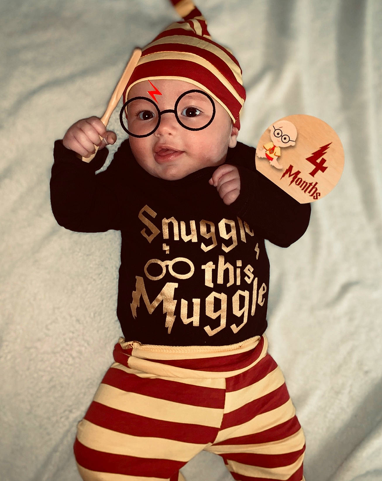 Gabriel is registered to the contest to win money with this photo: arm, baby_toddler_clothing, cap, cool, costume_hat, eyewear, finger, gesture, glasses, happy, head, headgear, headwear, human_body, neck, person, sleeve, t_shirt, thigh, thumb