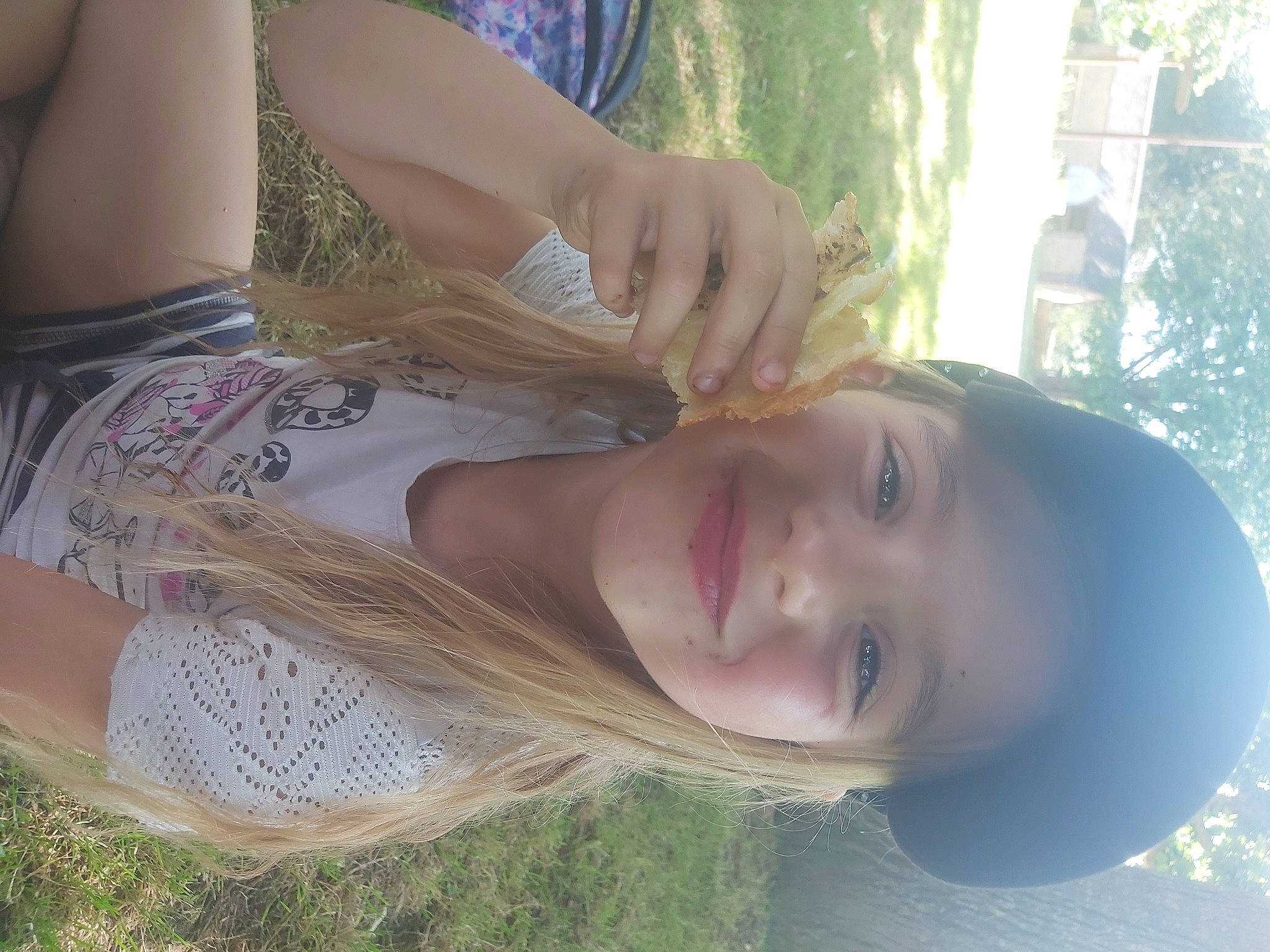 Lou-anne participe au concours pour gagner de l'argent avec cette photo : cool, eyelash, gesture, grass, hairstyle, happy, human_body, jaw, joy, leisure, lip, mouth, neck, nose, people_in_nature, person, plant, shoulder, skin, smile