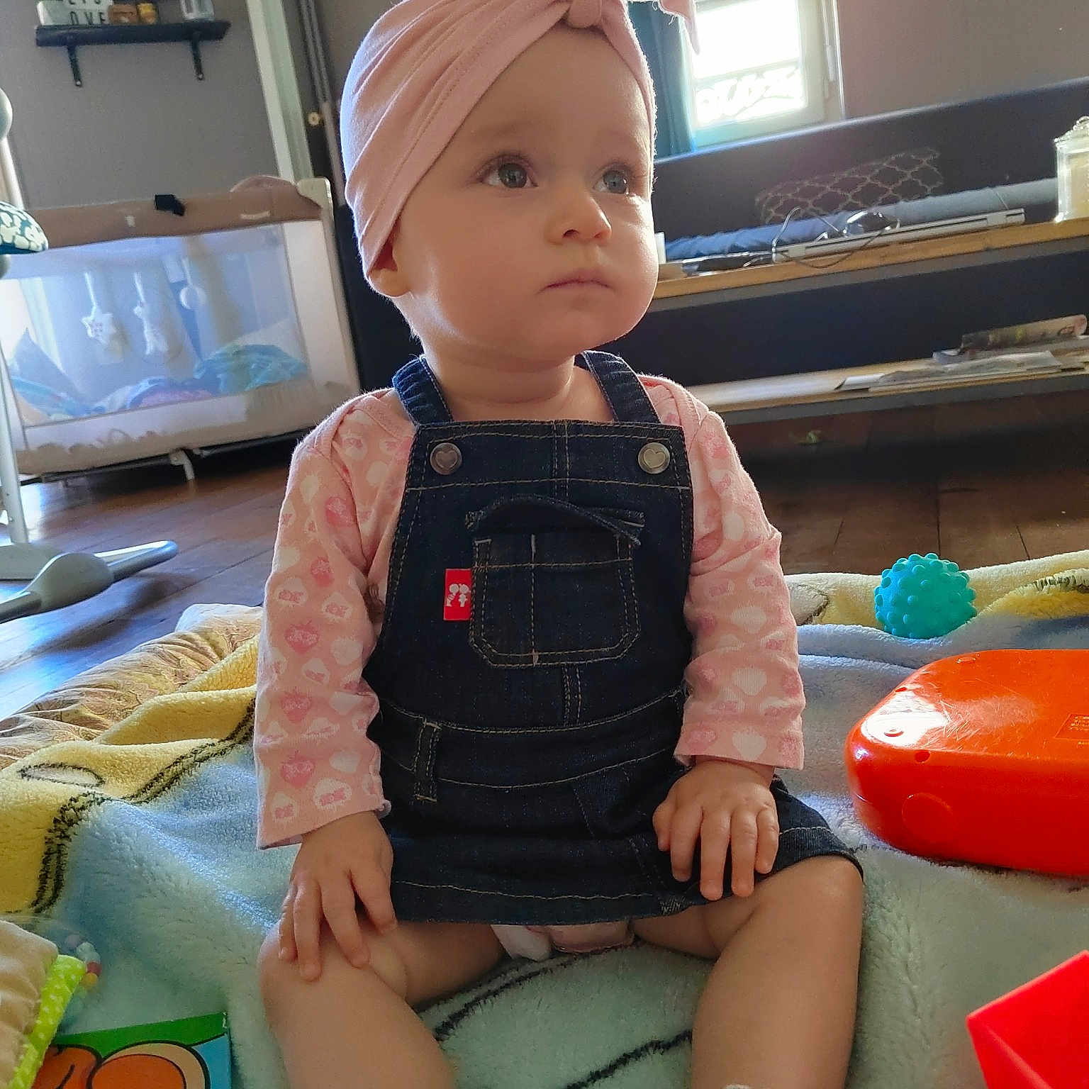 Livia a rejoint le concours — aidez-le/la à gagner de superbes lots ! baby, baby_products, baby_toddler_clothing, child, comfort, fashion_accessory, fun, headgear, human_leg, knee, lap, leisure, pattern, personal_protective_equipment, room, shorts, sitting, skin, thigh, toddler