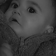 Léandre a rejoint le concours — aidez-le/la à gagner de superbes lots ! baby, infant, child, face, close_up, portrait, black_and_white, big_eyes, eyelashes, hood, fleece_jacket, zipper, hand, cheeks, cozy, soft_texture, blanket, heart_icon, date_stamp, indoor