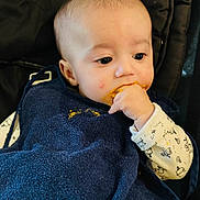 Léandre participe au concours pour gagner de l'argent avec cette photo : baby, bib, baby_food, messy, feeding, infant, padded_seat, clothing, face, hand, closeup, indoor, expression, orange_food, young_child, comfort, seat, apparel, child, portrait