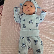 Kataleïa participe au concours pour gagner de l'argent avec cette photo : baby, newborn, infant, child, hat, onesie, blanket, pink_blanket, lying_down, looking_up, portrait, cute, cozy, patterned_clothing, stitch_character, fabric_texture, small_hands, feet, sleepy, changing_pad