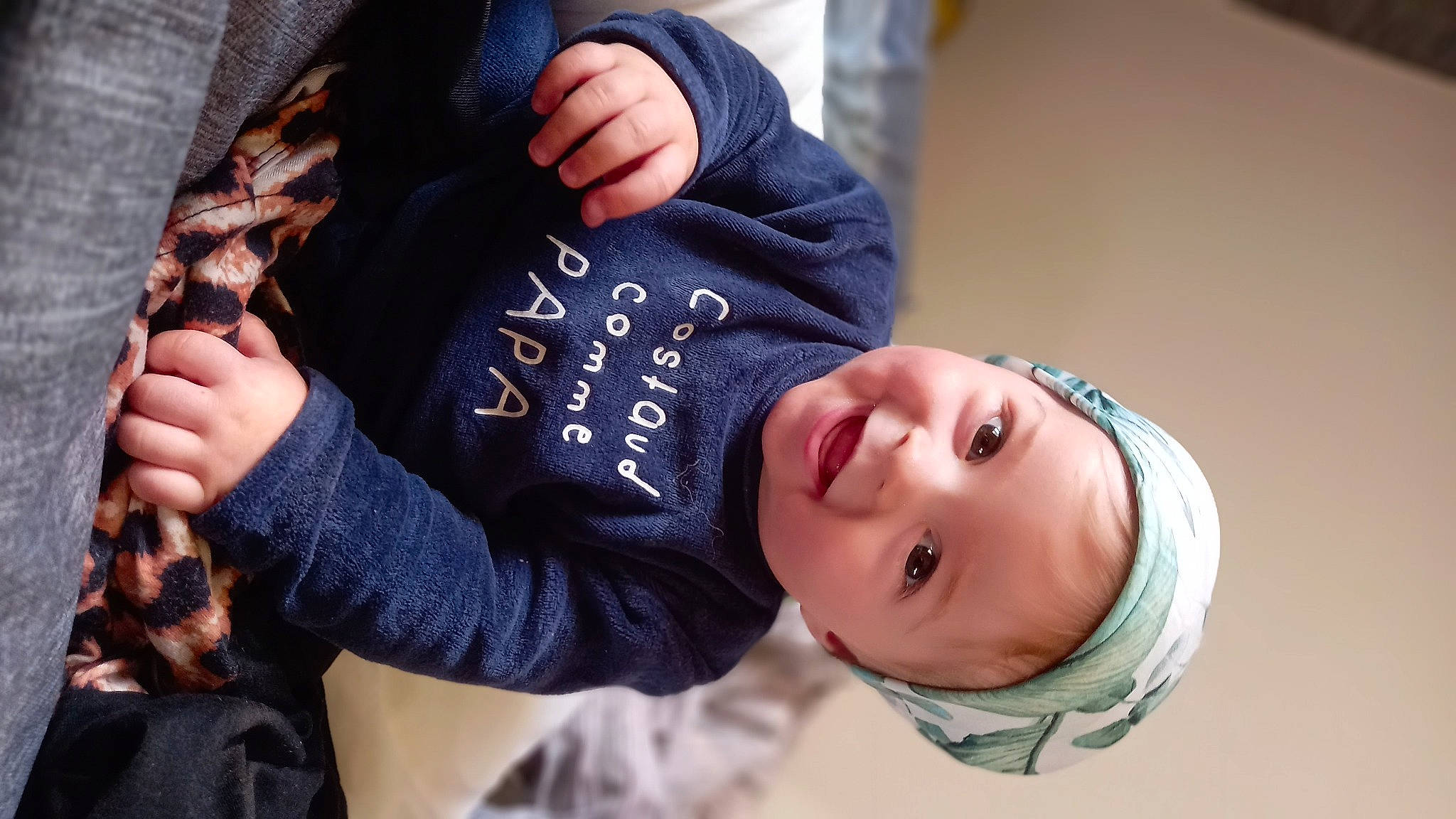 Kéo a rejoint le concours — aidez-le/la à gagner de superbes lots ! baby, cheek, cool, eye, facial_expression, gesture, hand, happy, headgear, headwear, lip, mouth, neck, nose, outerwear, person, plant, skin, sleeve, smile