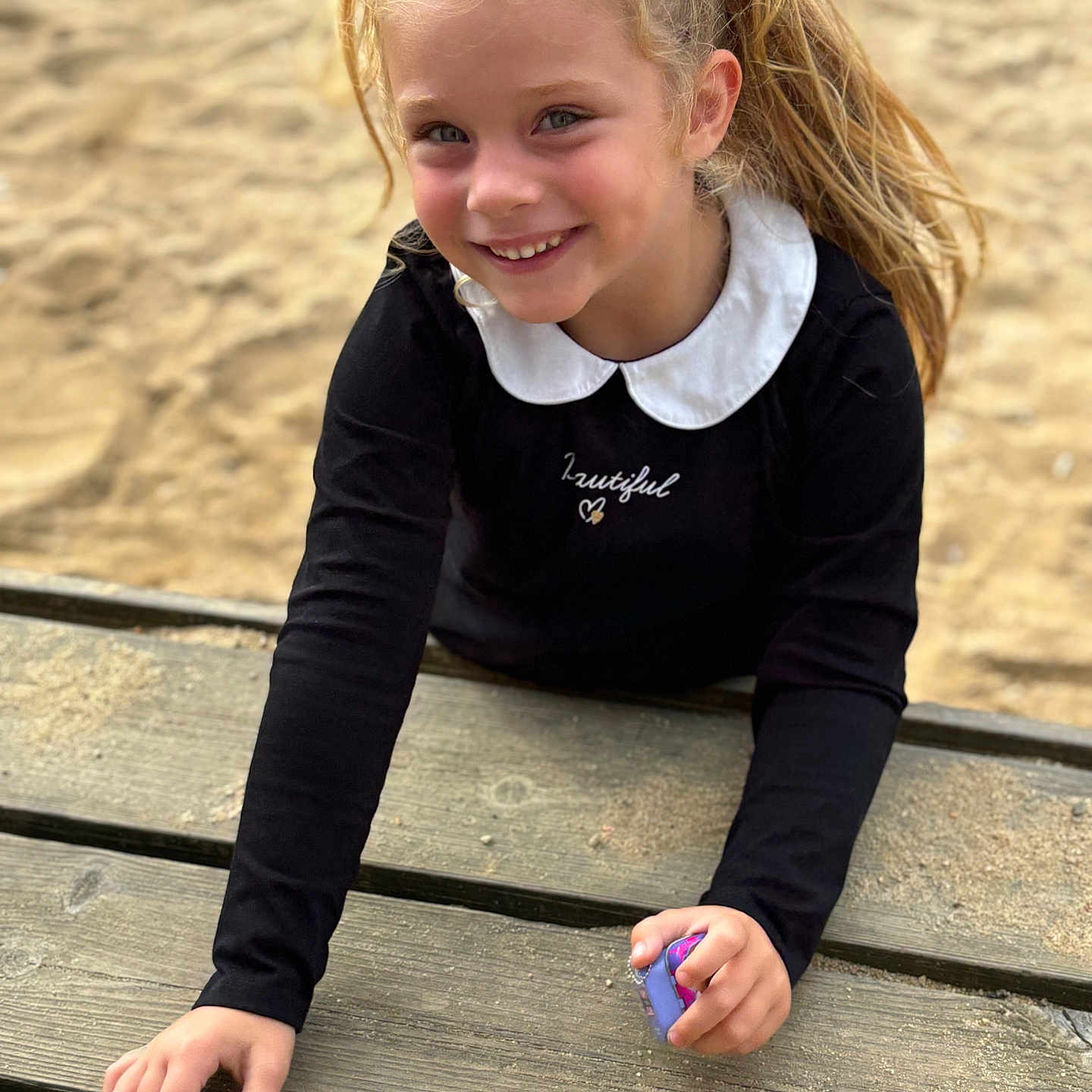 Anna-Dea a rejoint le concours — aidez-le/la à gagner de superbes lots ! blonde, bodypart, child, clothing, face, female, finger, girl, hair, hand, happy, hardwood, head, longsleeve, person, photography, portrait, sitting, smile, wood