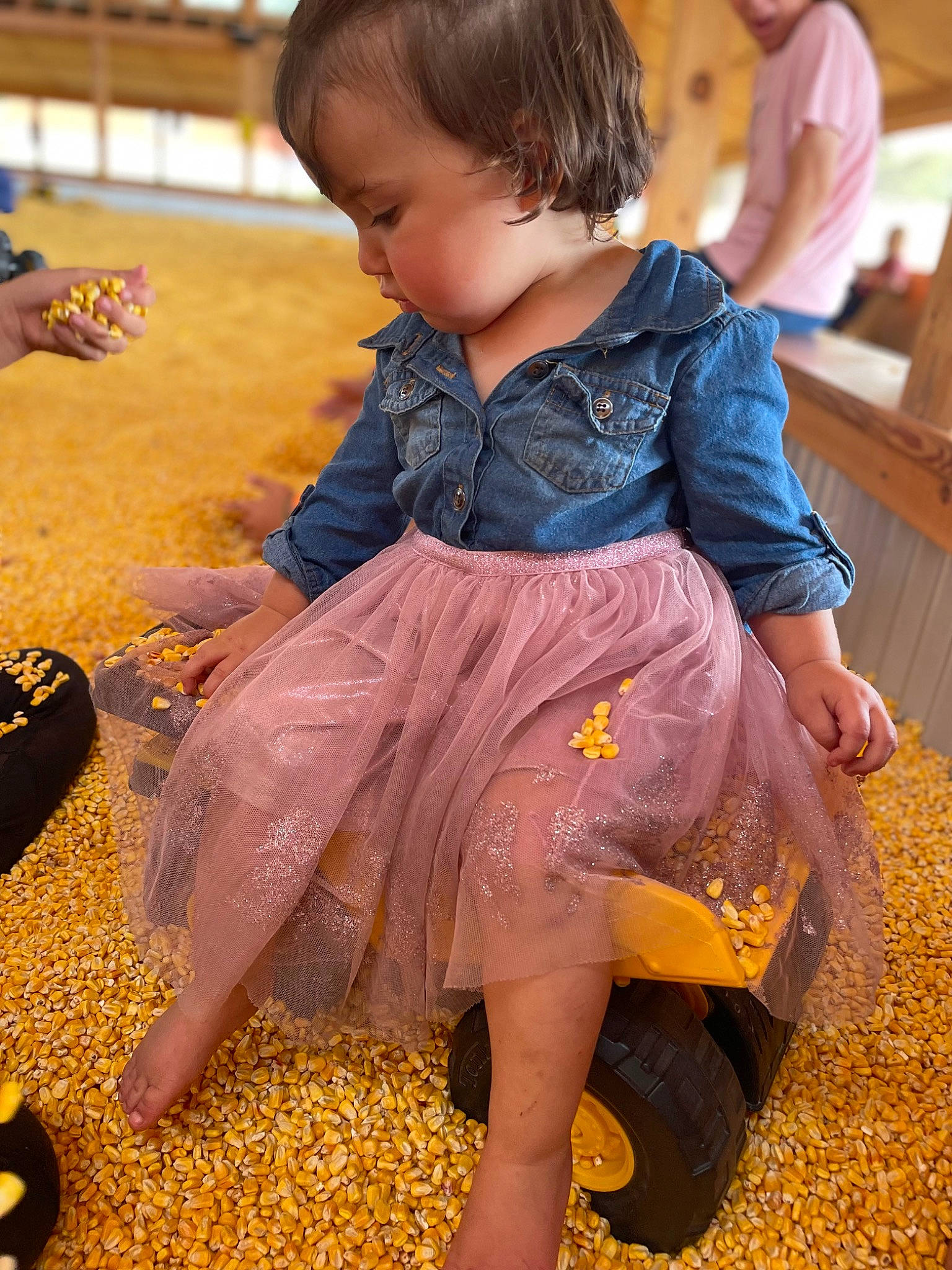 Camilla is registered to the contest to win money with this photo: baby_toddler_clothing, barefoot, child, flooring, foot, fun, grass, happy, human_leg, leg, leisure, pattern, person, photograph, sandal, shoe, sitting, skin, thigh, toddler