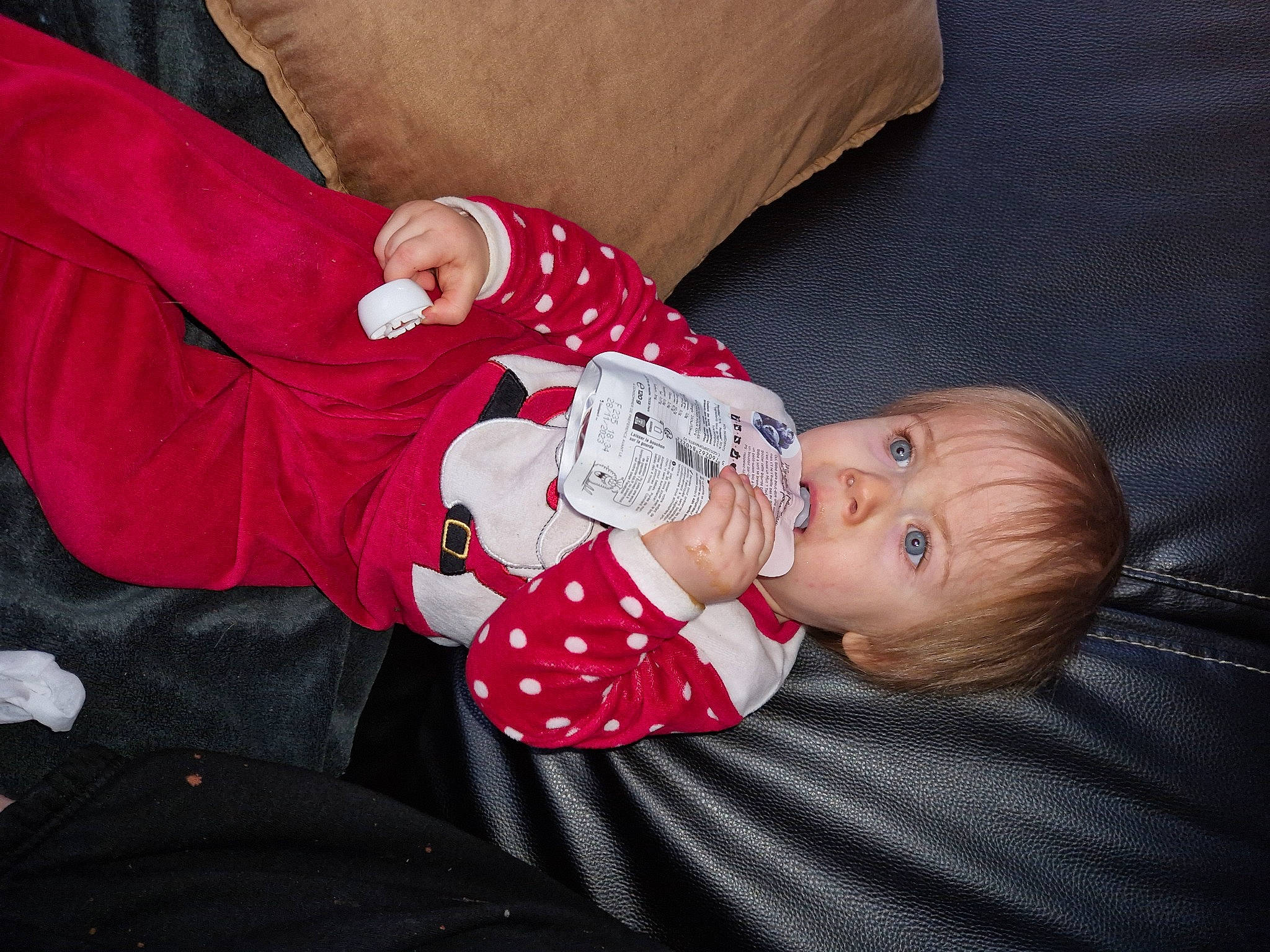 Camila a rejoint le concours — aidez-le/la à gagner de superbes lots ! baby, baby_products, baby_sleeping, baby_toddler_clothing, carmine, child, comfort, finger, hand, human_body, lap, leg, nail, pattern, person, sitting, skin, sleeve, sock, toddler