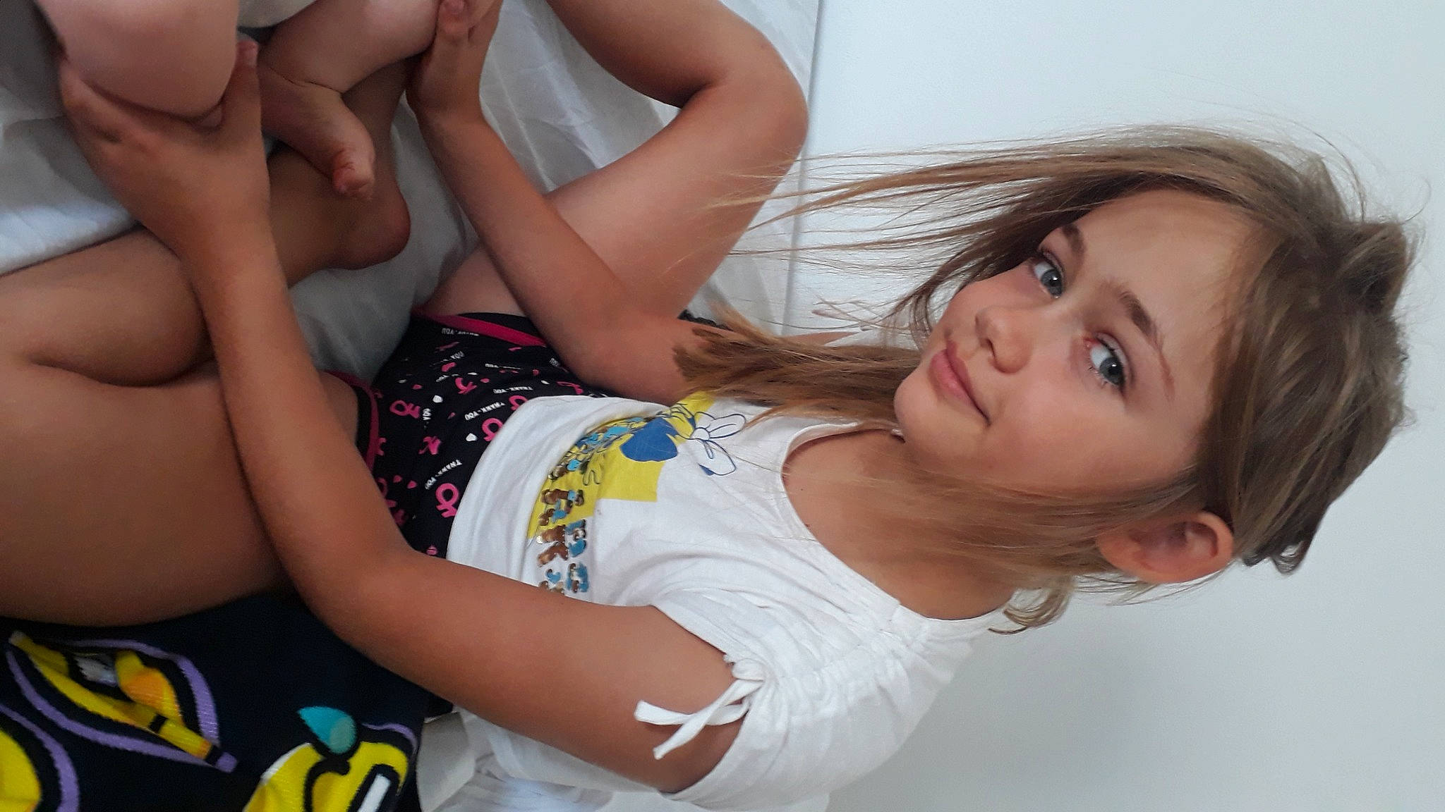 Maëna a rejoint le concours — aidez-le/la à gagner de superbes lots ! arm, black_hair, comfort, elbow, facial_expression, finger, gesture, hair, hand, happy, human_body, joint, leg, leisure, mouth, muscle, neck, person, shoulder, skin