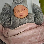 Léora participe au concours pour gagner de l'argent avec cette photo : baby, sleeping, blanket, hat, bow, clothing, cozy, infant, child, soft, warm, peaceful, cute, knitwear, portrait, resting, indoors, pink_blanket, grey_sweater, newborn