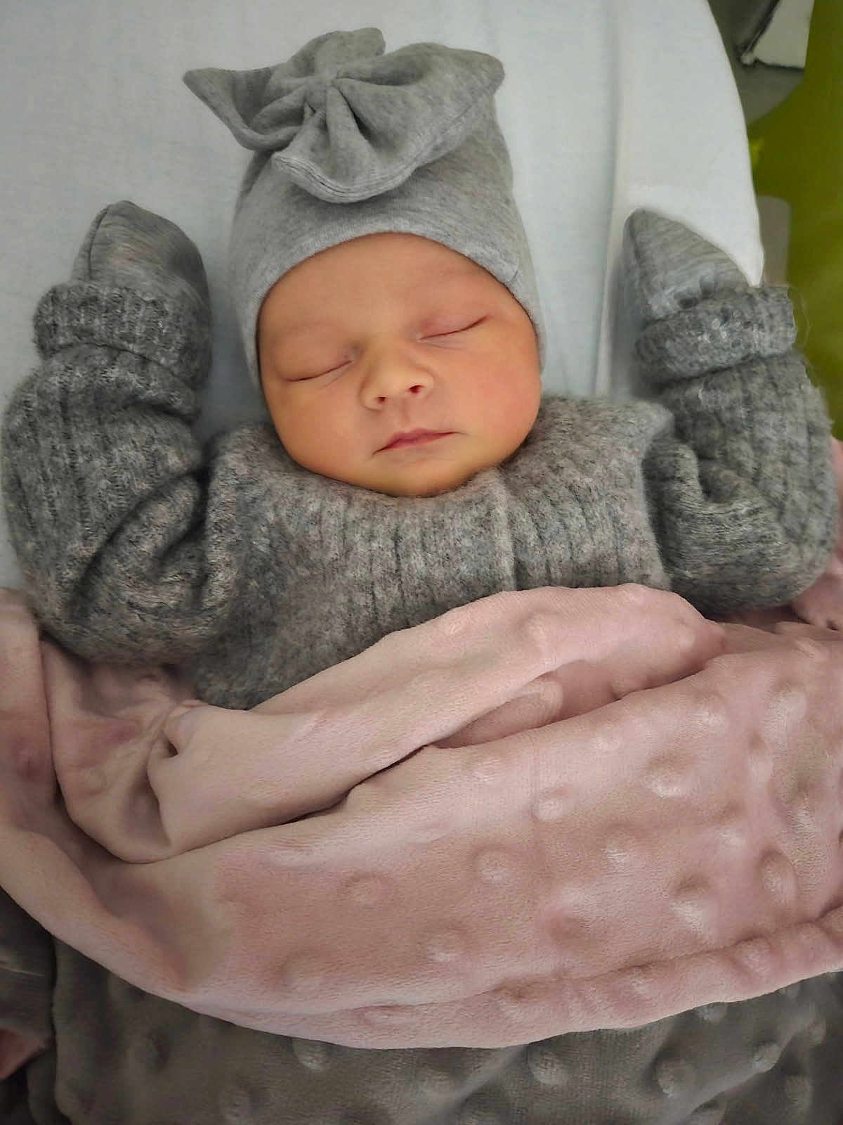 Léora participe au concours pour gagner de l'argent avec cette photo : baby, sleeping, blanket, hat, bow, clothing, cozy, infant, child, soft, warm, peaceful, cute, knitwear, portrait, resting, indoors, pink_blanket, grey_sweater, newborn