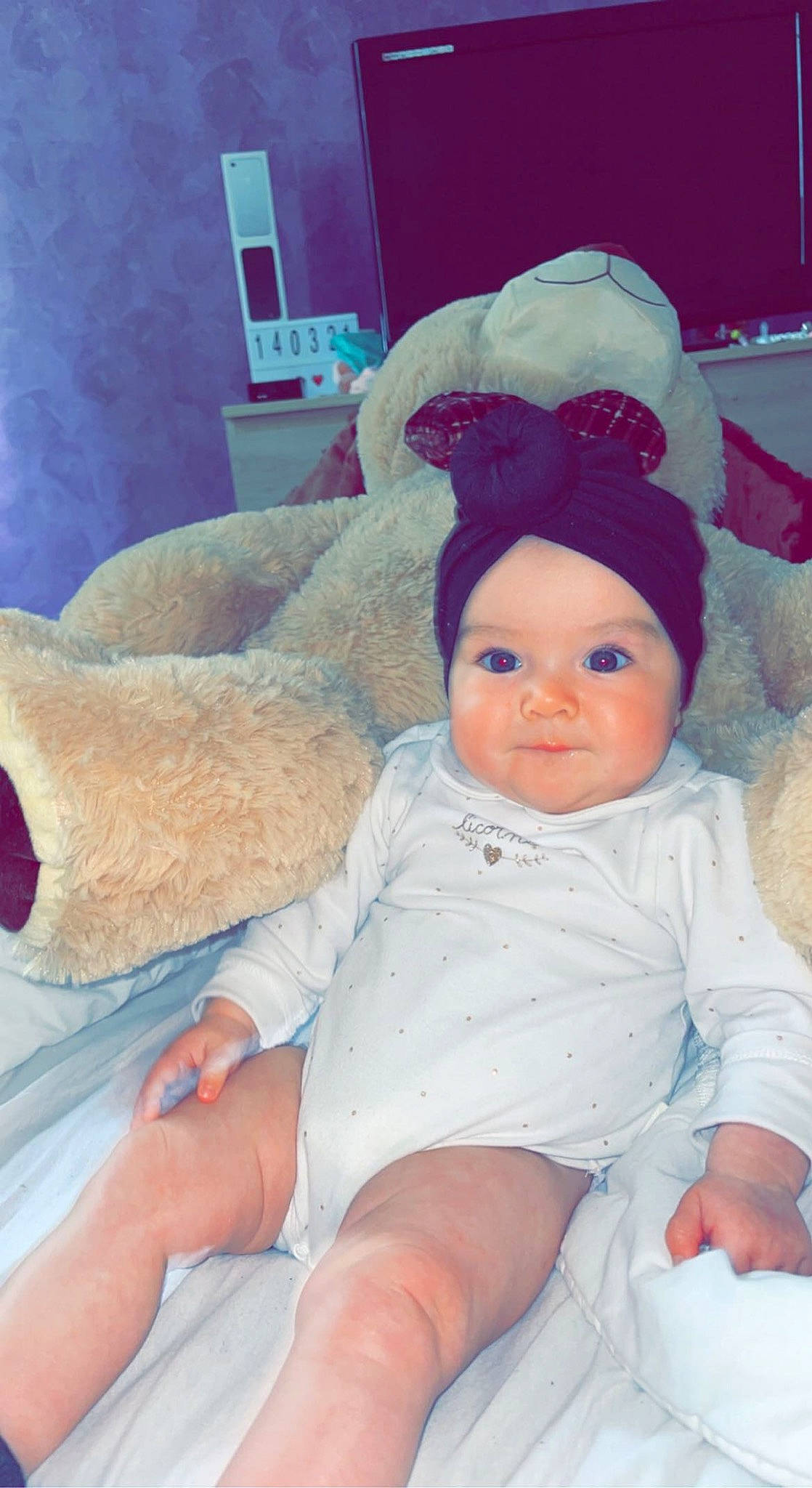 Kathalya participe au concours pour gagner de l'argent avec cette photo : baby, baby_sleeping, baby_toddler_clothing, cheek, child, comfort, finger, fun, headgear, headwear, human_body, human_leg, lap, leg, linens, person, pink, room, sitting, skin