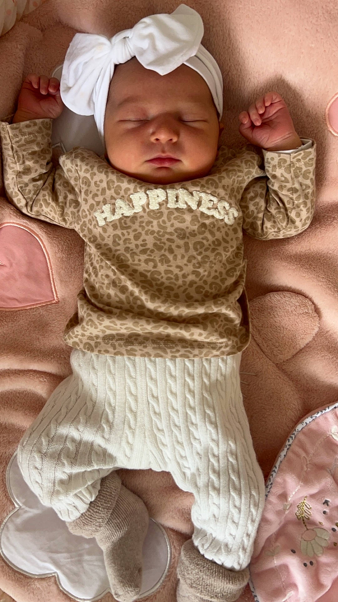 Arya participe au concours pour gagner de l'argent avec cette photo : baby, bed, blanket, bonnet, cap, clothing, cushion, face, furniture, glove, hat, head, homedecor, hosiery, newborn, person, photography, portrait, sleeping, sock