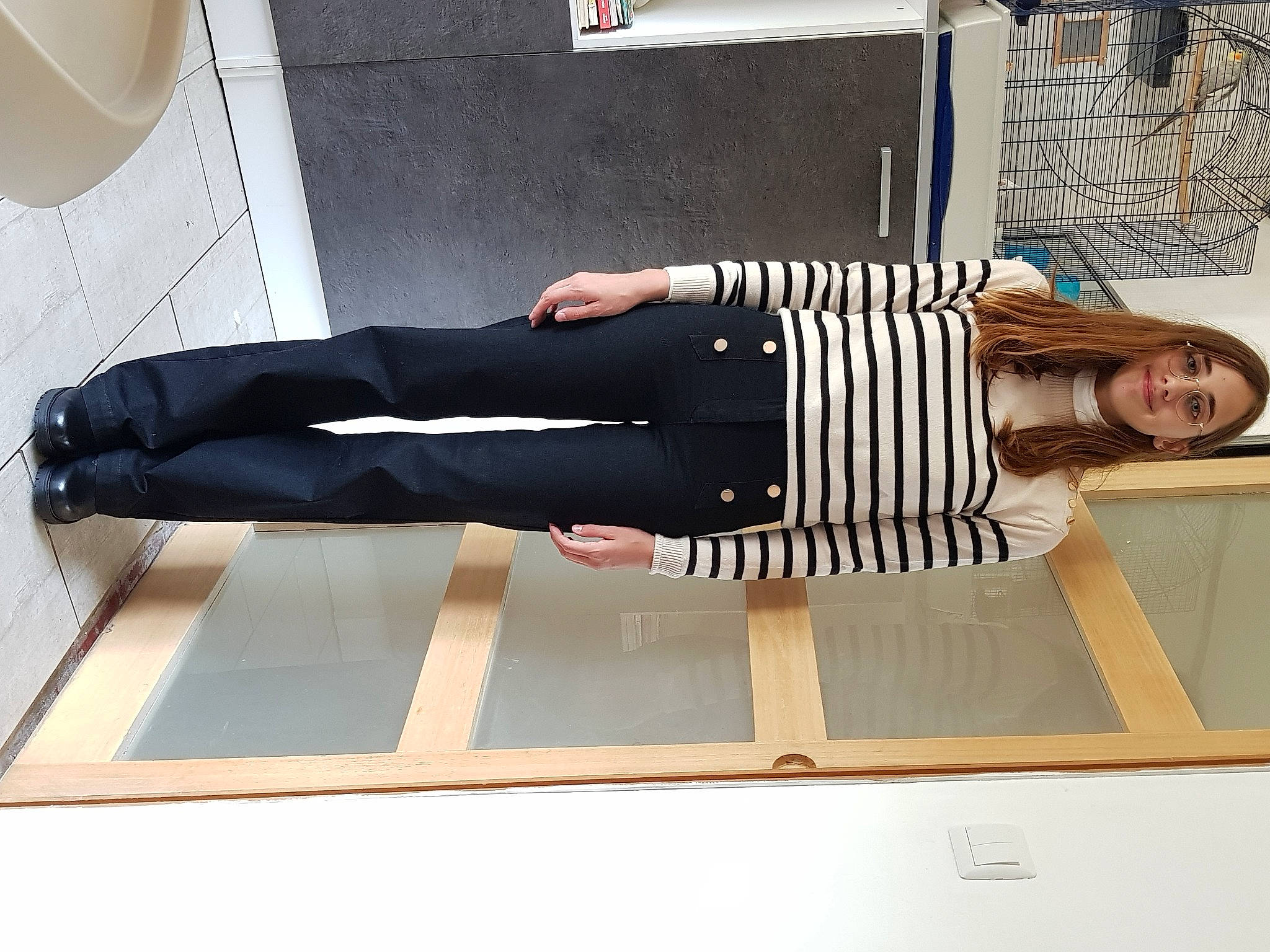 Elisa participe au concours pour gagner de l'argent avec cette photo : automotive_design, balloon, comfort, dress, elbow, eyewear, fashion_design, fashion_model, foot, human_leg, joy, knee, lamp, person, rectangle, room, sandal, sleeve, sportswear, thigh