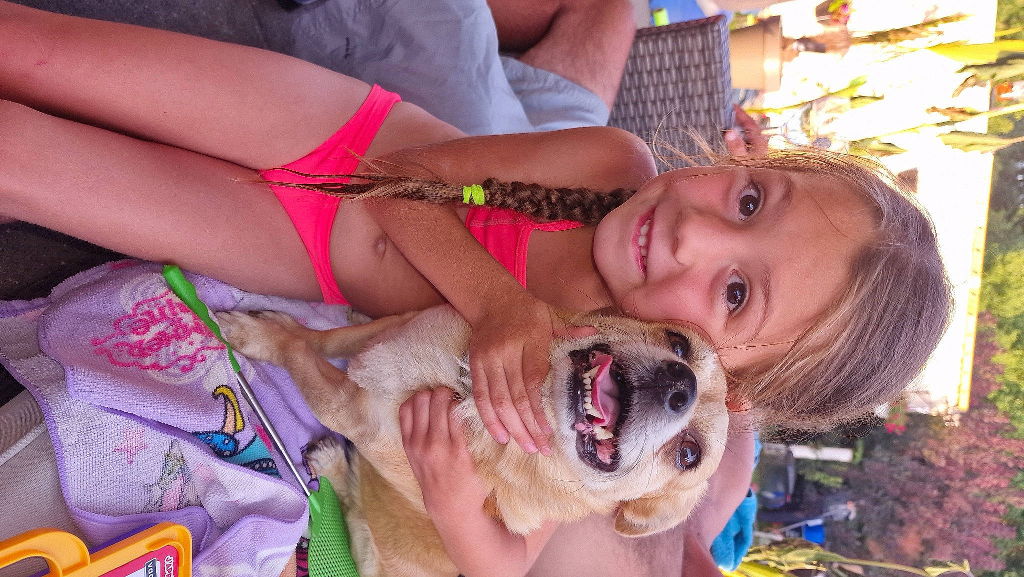 Elona participe au concours pour gagner de l'argent avec cette photo : carnivore, child, companion_dog, dog, dog_breed, fawn, fun, grass, green, happy, iris, jaw, joy, mammal, mouth, nose, person, skin, smile, toddler