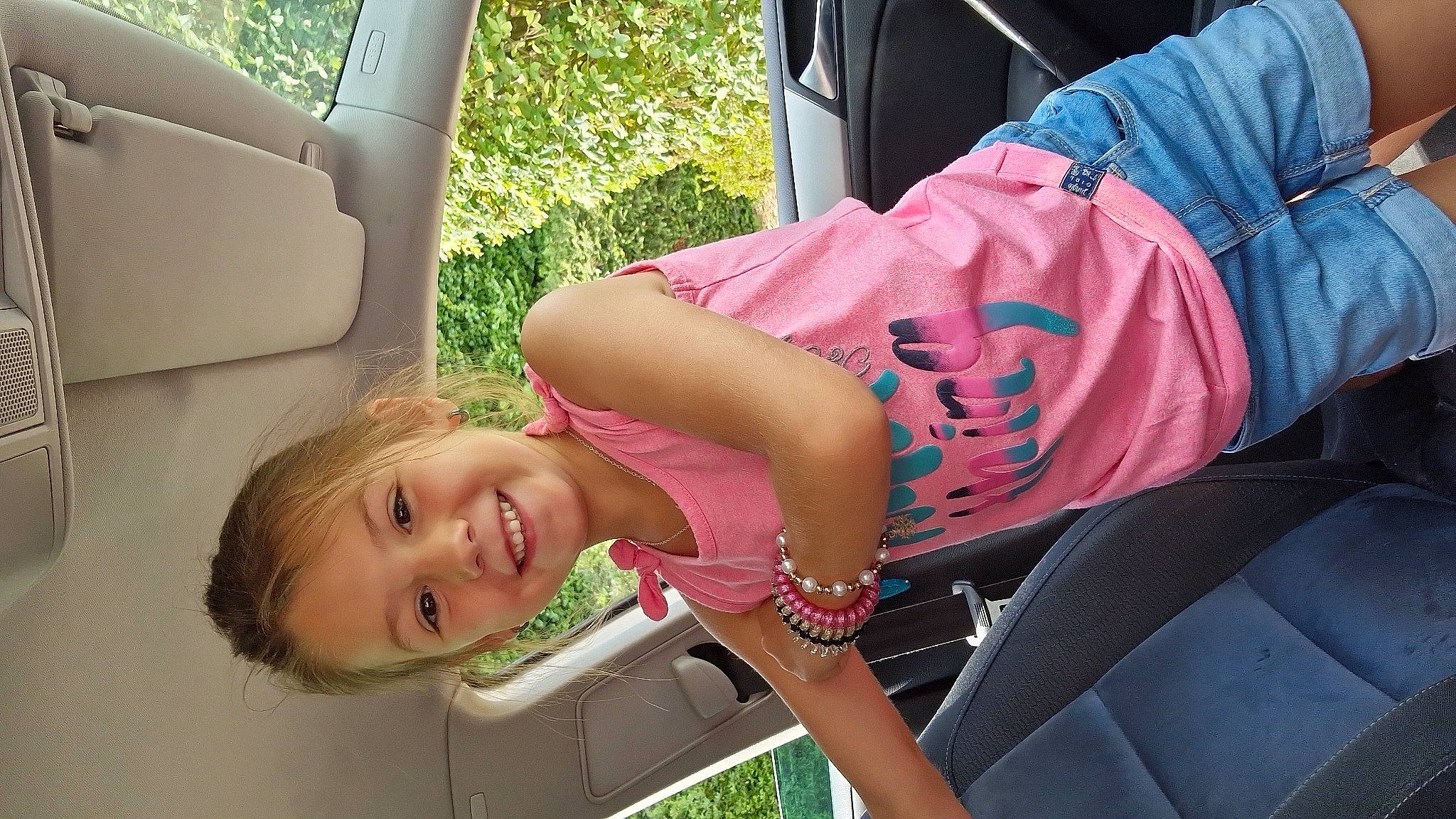 Elona participe au concours pour gagner de l'argent avec cette photo : automotive_exterior, bumper, car, cool, finger, fun, grass, hairstyle, happy, joint, joy, leisure, motor_vehicle, mouth, person, pink, shoulder, smile, summer, vehicle_door