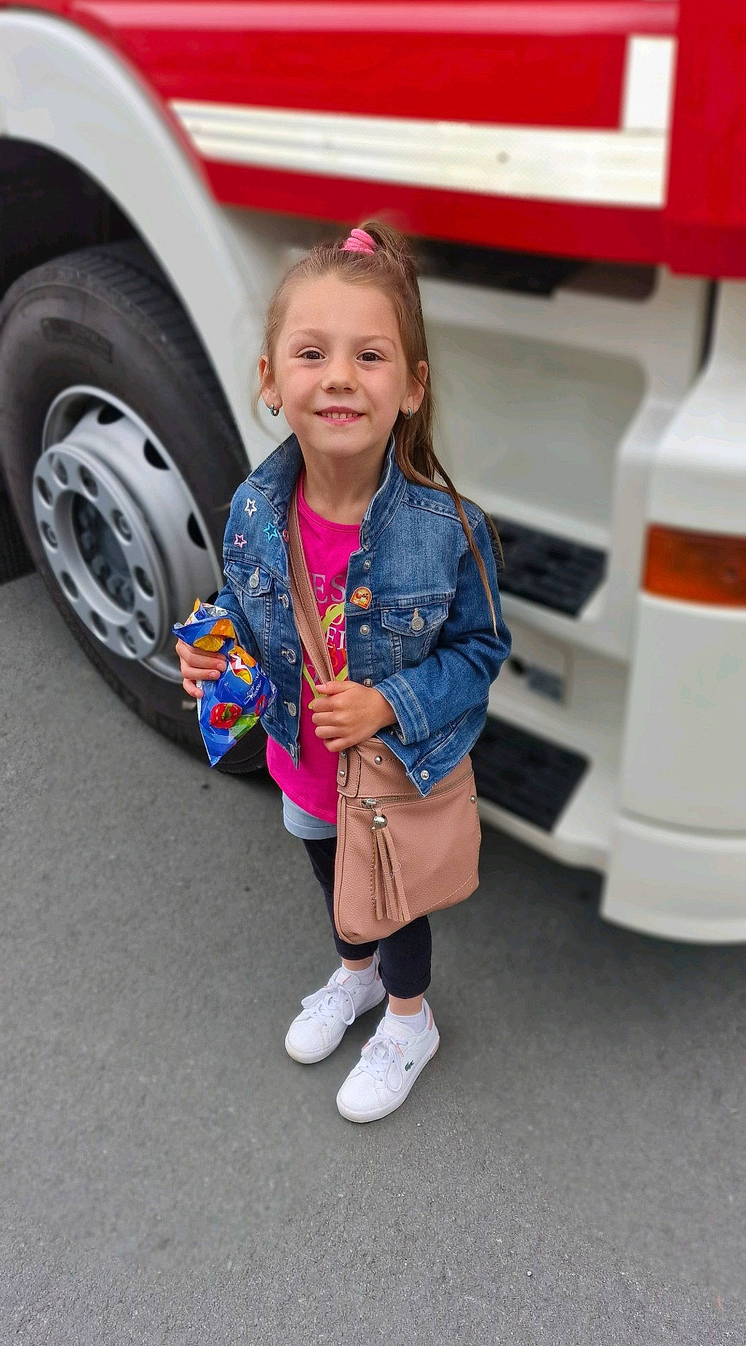 Elona participe au concours pour gagner de l'argent avec cette photo : asphalt, auto_part, automotive_design, automotive_exterior, automotive_lighting, automotive_tire, automotive_wheel_system, bumper, car, child, electric_blue, joy, motor_vehicle, person, shorts, smile, sneakers, tire, toddler, vehicle