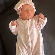 Carla a rejoint le concours — aidez-le/la à gagner de superbes lots ! adorable, baby, bow, child, couch, cozy, cute, hat, indoor, infant, newborn, onesie, peaceful, pink_clothing, portrait, relaxed, resting, sleeping, soft_texture, tiny_hands
