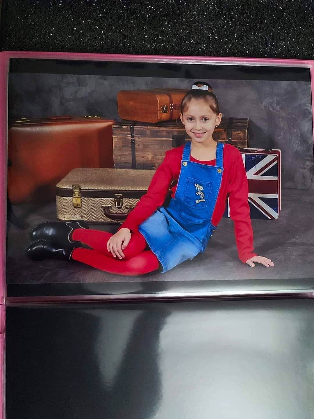 Lillou a rejoint le concours — aidez-le/la à gagner de superbes lots ! automotive_design, denim, elbow, electric_blue, fashion_design, flash_photography, fun, human_leg, joy, knee, leisure, magenta, person, recreation, room, sitting, sleeve, sportswear, t_shirt, toddler