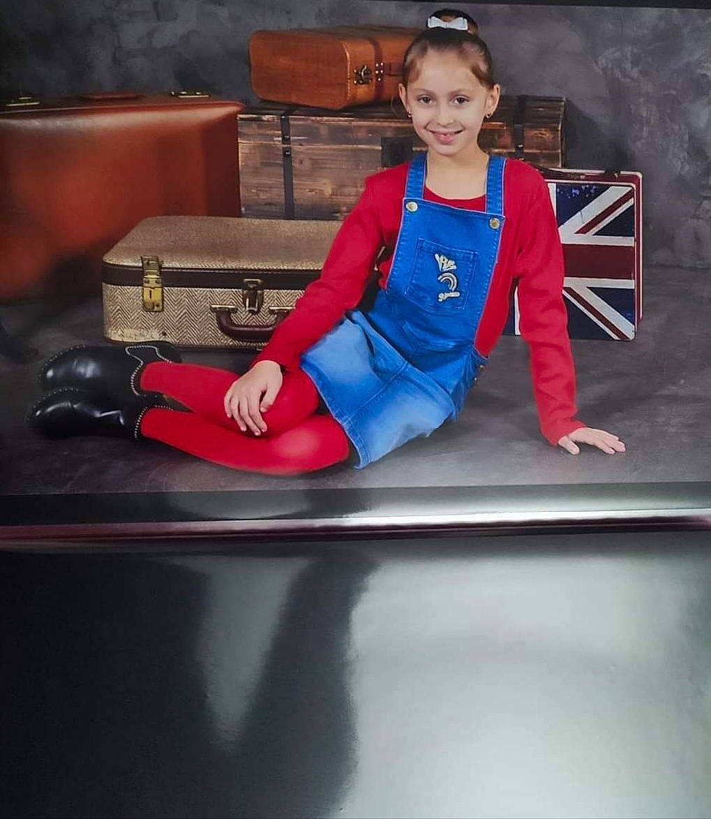 Lillou participe au concours pour gagner de l'argent avec cette photo : bench, child, couch, denim, dress, elbow, electric_blue, fashion_design, fun, human_leg, joy, knee, leisure, magenta, person, recreation, room, sitting, sleeve, sportswear