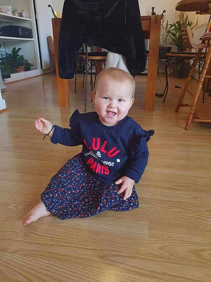 Kataleya a rejoint le concours — aidez-le/la à gagner de superbes lots ! baby_toddler_clothing, barefoot, chair, child, floor, flooring, fun, hardwood, houseplant, human_leg, laminate_flooring, living_room, person, plant, sleeve, smile, toddler, varnish, wood, wood_flooring
