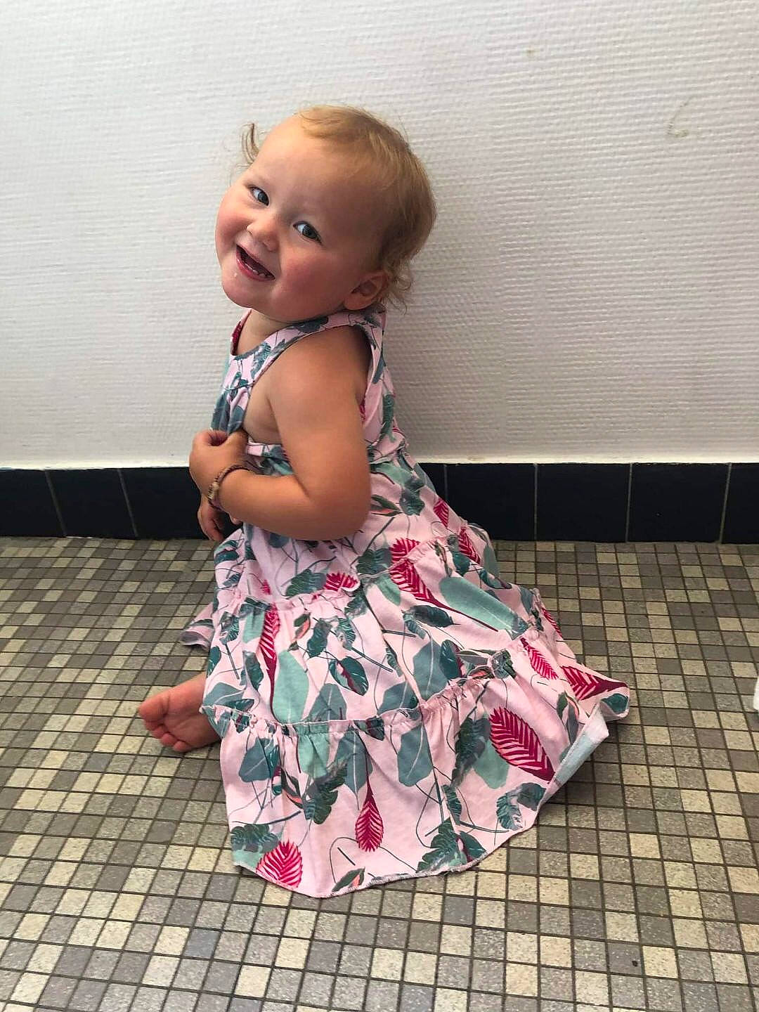 Kataleya a rejoint le concours — aidez-le/la à gagner de superbes lots ! baby, baby_toddler_clothing, child, day_dress, dress, floor, flooring, fun, happy, human_leg, joy, leg, one_piece_garment, pattern, person, pink, shoulder, sleeve, smile, toddler