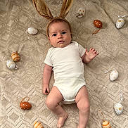 Jules a rejoint le concours — aidez-le/la à gagner de superbes lots ! baby, bunny_ears, onesie, easter_eggs, blanket, infant, cute, lying_down, decorative, holiday, headband, expression, soft_texture, indoor, celebration, small_child, festive, holiday_decor, curious, pose