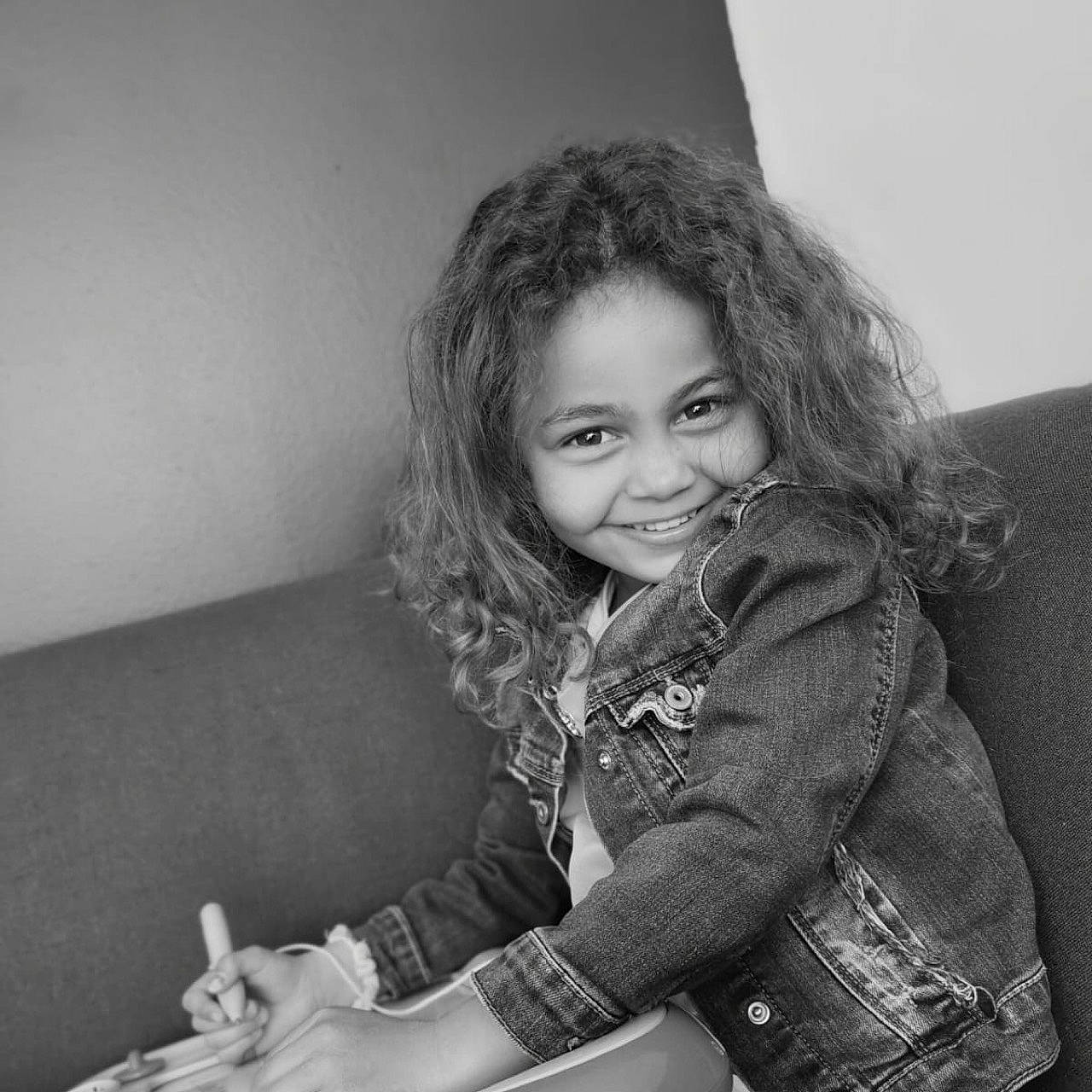 Aina a rejoint le concours — aidez-le/la à gagner de superbes lots ! arm, black_and_white, blond, comfort, eyebrow, face, flash_photography, hair, happy, human_body, iris, joy, lip, long_hair, monochrome, monochrome_photography, person, skin, sleeve, smile