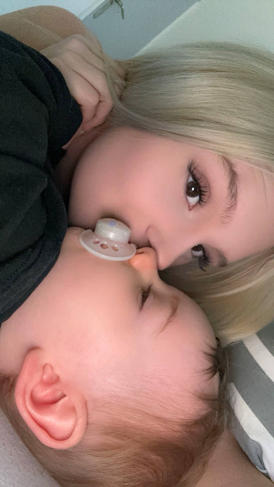 Lyam participe au concours pour gagner de l'argent avec cette photo : black_hair, cheek, chest, chin, ear, eye, eyebrow, eyelash, finger, forehead, gesture, hair, happy, human_body, iris, jaw, lip, mouth, nose, person