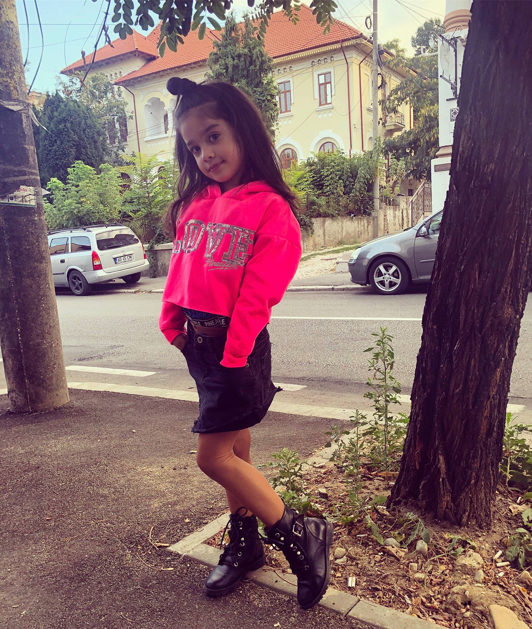 Priscilla is registered to the contest to win money with this photo: beauty, child, clothing, cool, fashion, footwear, joint, leg, outerwear, person, pink, shoe, shorts, shoulder, sky, snapshot, sportswear, standing, street_fashion, t_shirt
