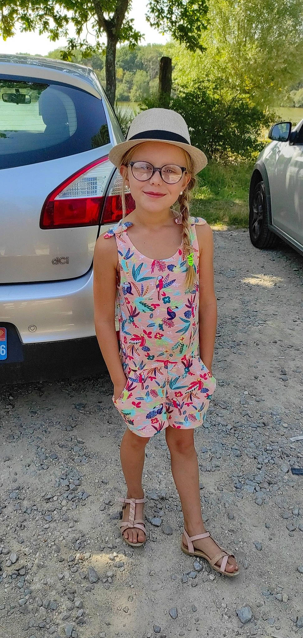 Séléna participe au concours pour gagner de l'argent avec cette photo : asphalt, automotive_design, automotive_exterior, automotive_lighting, automotive_tire, bumper, car, dress, eyewear, glasses, headwear, joy, motor_vehicle, person, personal_luxury_car, rim, smile, street_fashion, summer, tints_and_shades