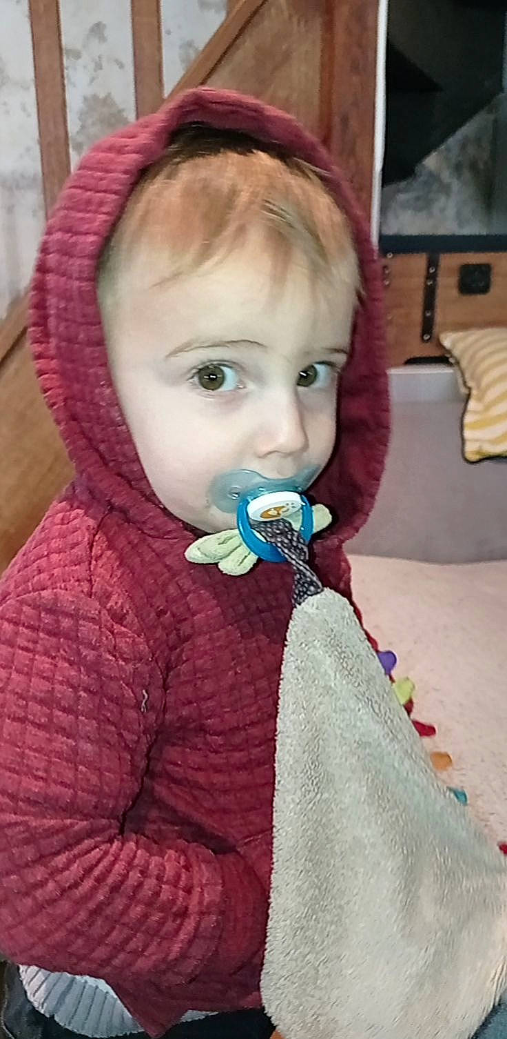 Tymao participe au concours pour gagner de l'argent avec cette photo : baby_toddler_clothing, cheek, dress, eye, eyelash, face, hair, head, headgear, human_body, iris, jacket, lip, mouth, neck, nose, person, pink, skin, sleeve