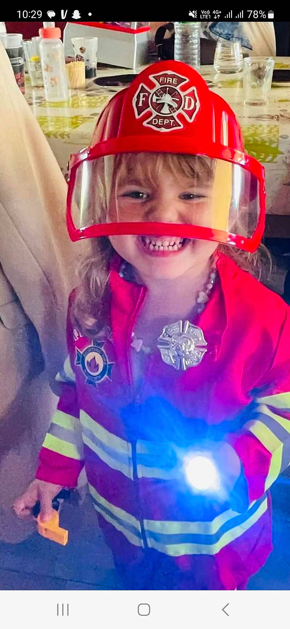 Julia a rejoint le concours — aidez-le/la à gagner de superbes lots ! baby_toddler_clothing, bicycle_helmet, blue, child, cool, electric_blue, face, happy, helmet, magenta, outerwear, person, personal_protective_equipment, pink, purple, recreation, red, sleeve, smile, sports_gear