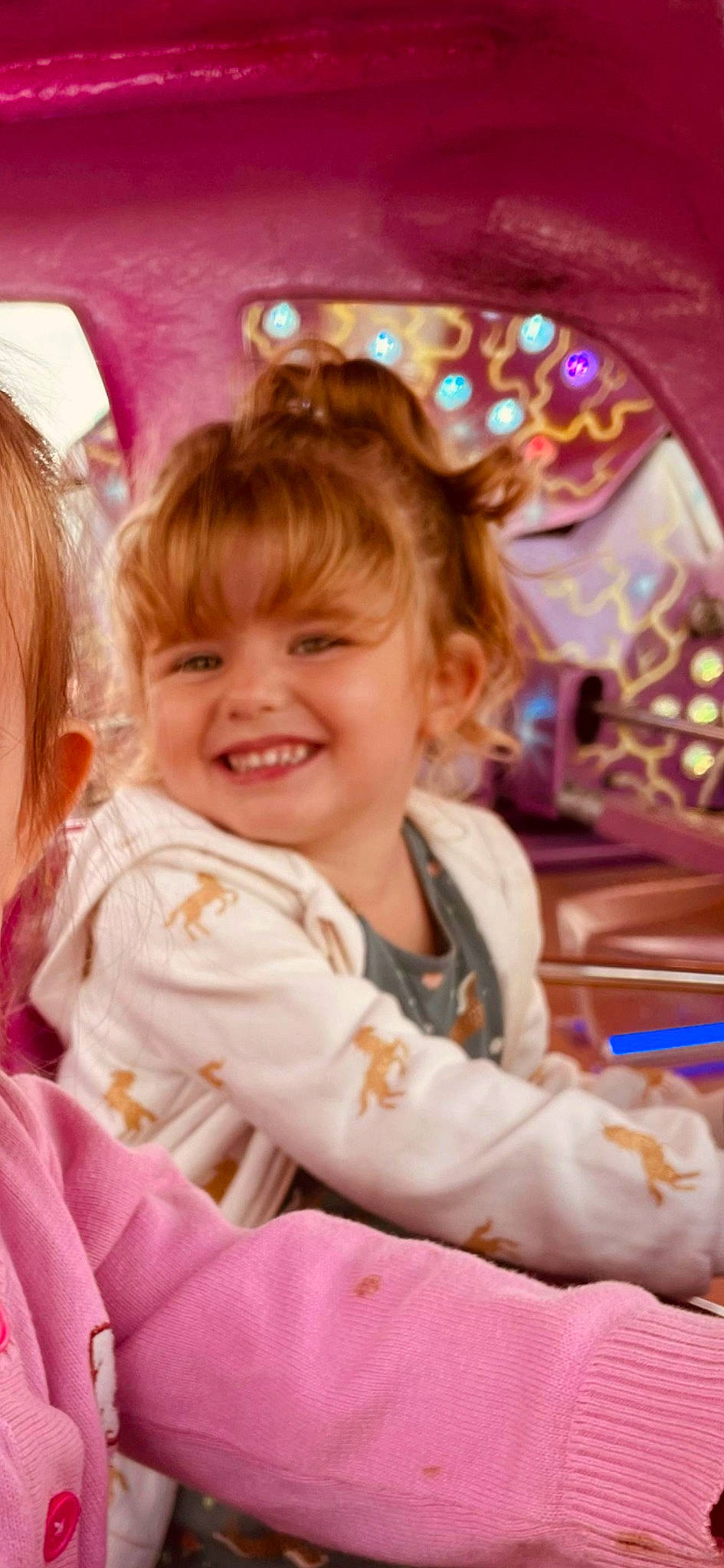 Julia participe au concours pour gagner de l'argent avec cette photo : blond, cheek, child, event, facial_expression, fun, hair, hairstyle, happy, iris, joy, laugh, leisure, magenta, person, pink, play, room, sitting, smile