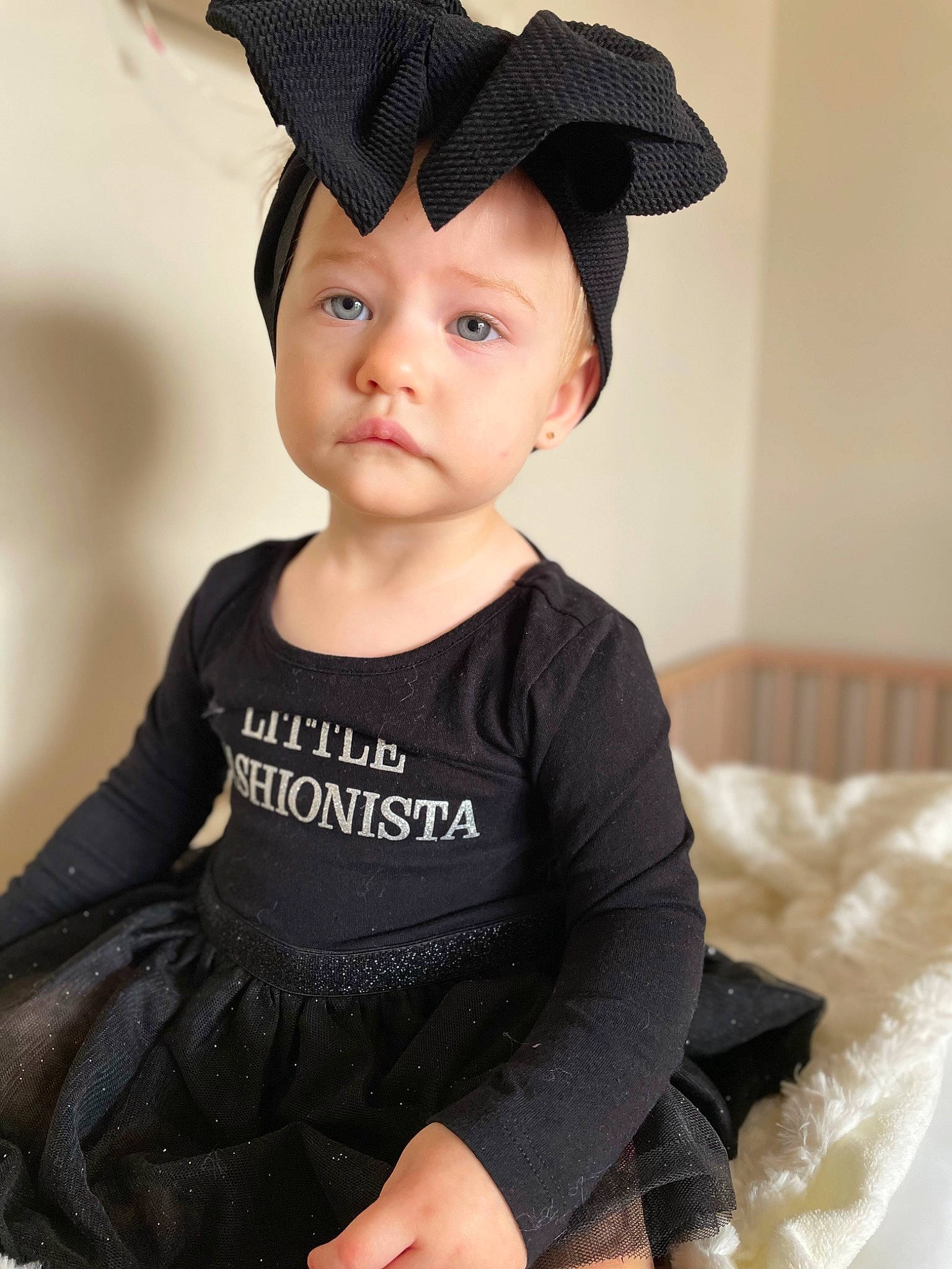 Abigail a rejoint le concours — aidez-le/la à gagner de superbes lots ! baby, baby_toddler_clothing, black, cap, child, clothing, costume_accessory, costume_hat, day_dress, eye, face, fashion_accessory, happy, hat, head, neck, pattern, person, sleeve, toddler