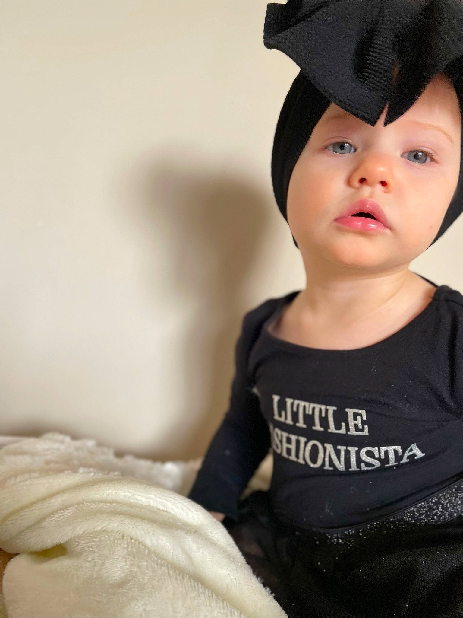 Abigail a rejoint le concours — aidez-le/la à gagner de superbes lots ! baby_toddler_clothing, cap, child, comfort, eye, face, fashion_accessory, flash_photography, happy, hat, lip, magenta, monochrome_photography, neck, person, personal_protective_equipment, portrait_photography, sitting, sleeve, t_shirt