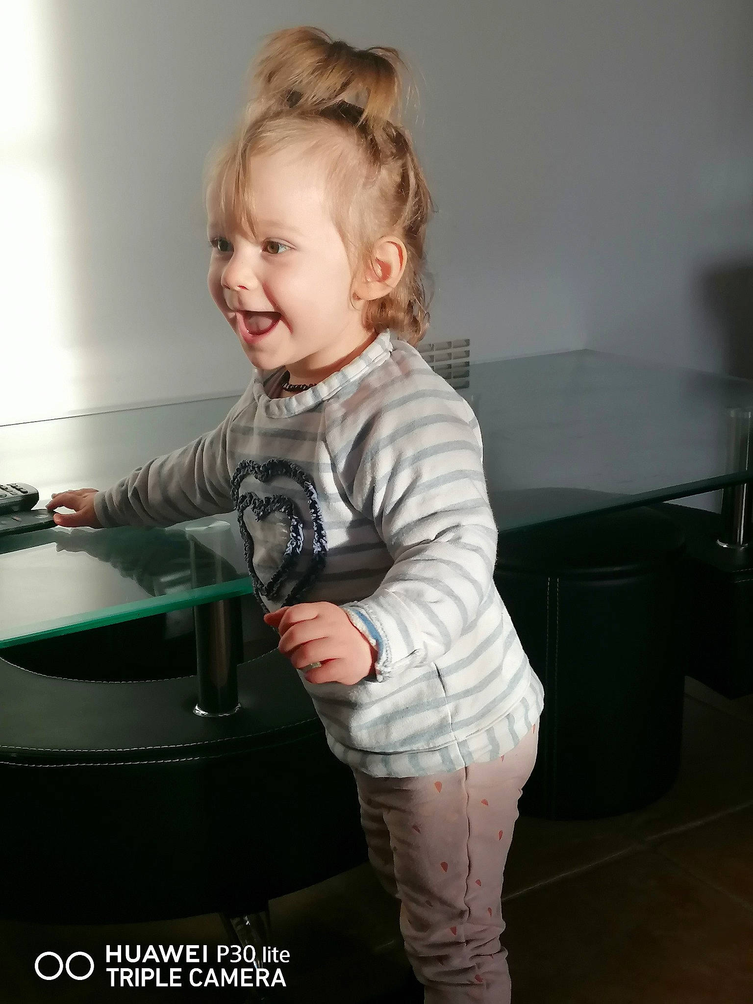 Alyona participe au concours pour gagner de l'argent avec cette photo : abdomen, baby_toddler_clothing, blond, child, fashion_design, flash_photography, flooring, fun, gadget, hairstyle, happy, home_appliance, iris, person, room, shoulder, sitting, sleeve, smile, t_shirt