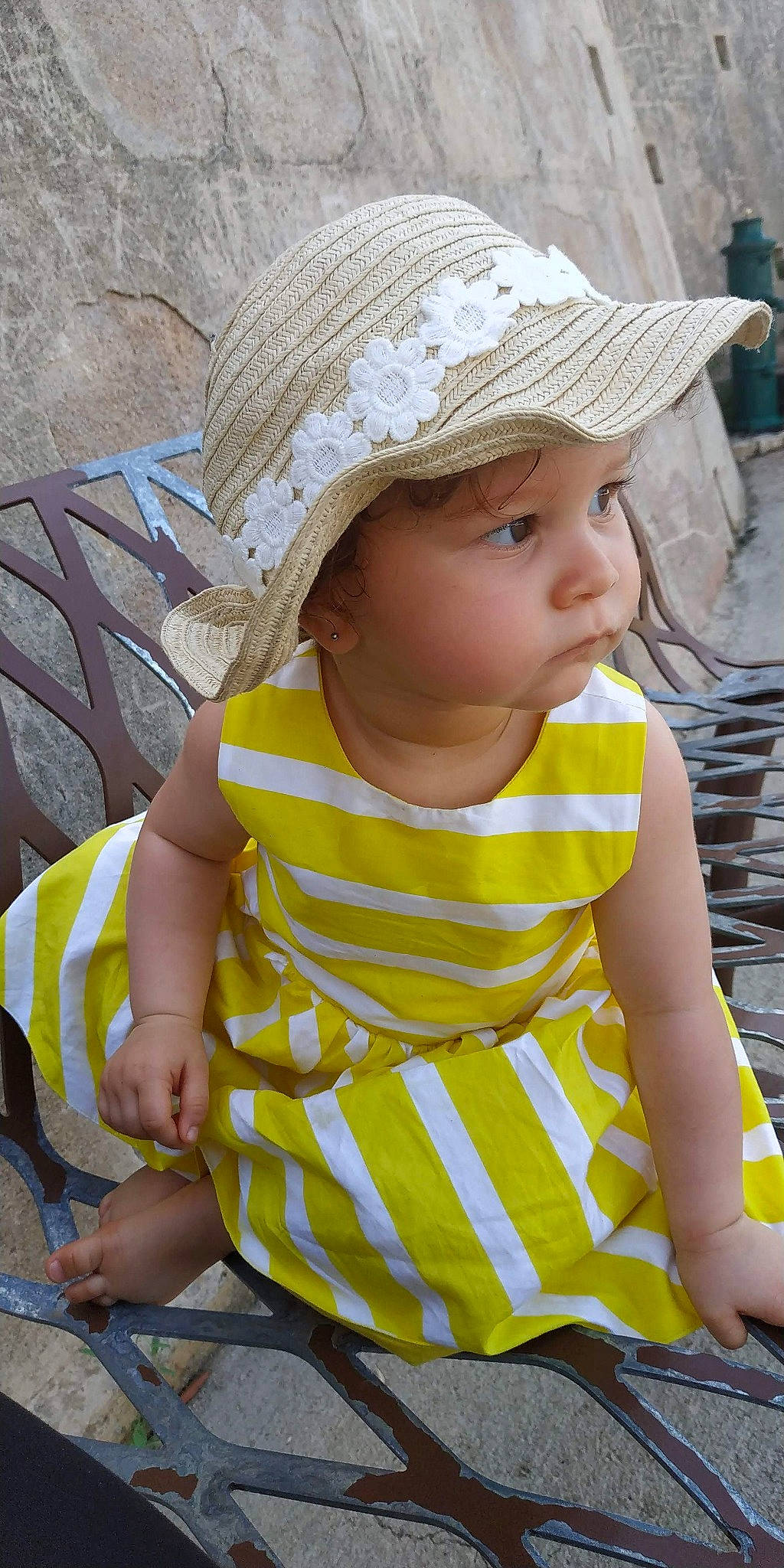 Victoria a rejoint le concours — aidez-le/la à gagner de superbes lots ! baby, baby_toddler_clothing, bonnet, child, clothing, fashion_accessory, hat, headgear, headwear, person, sun_hat, toddler, yellow