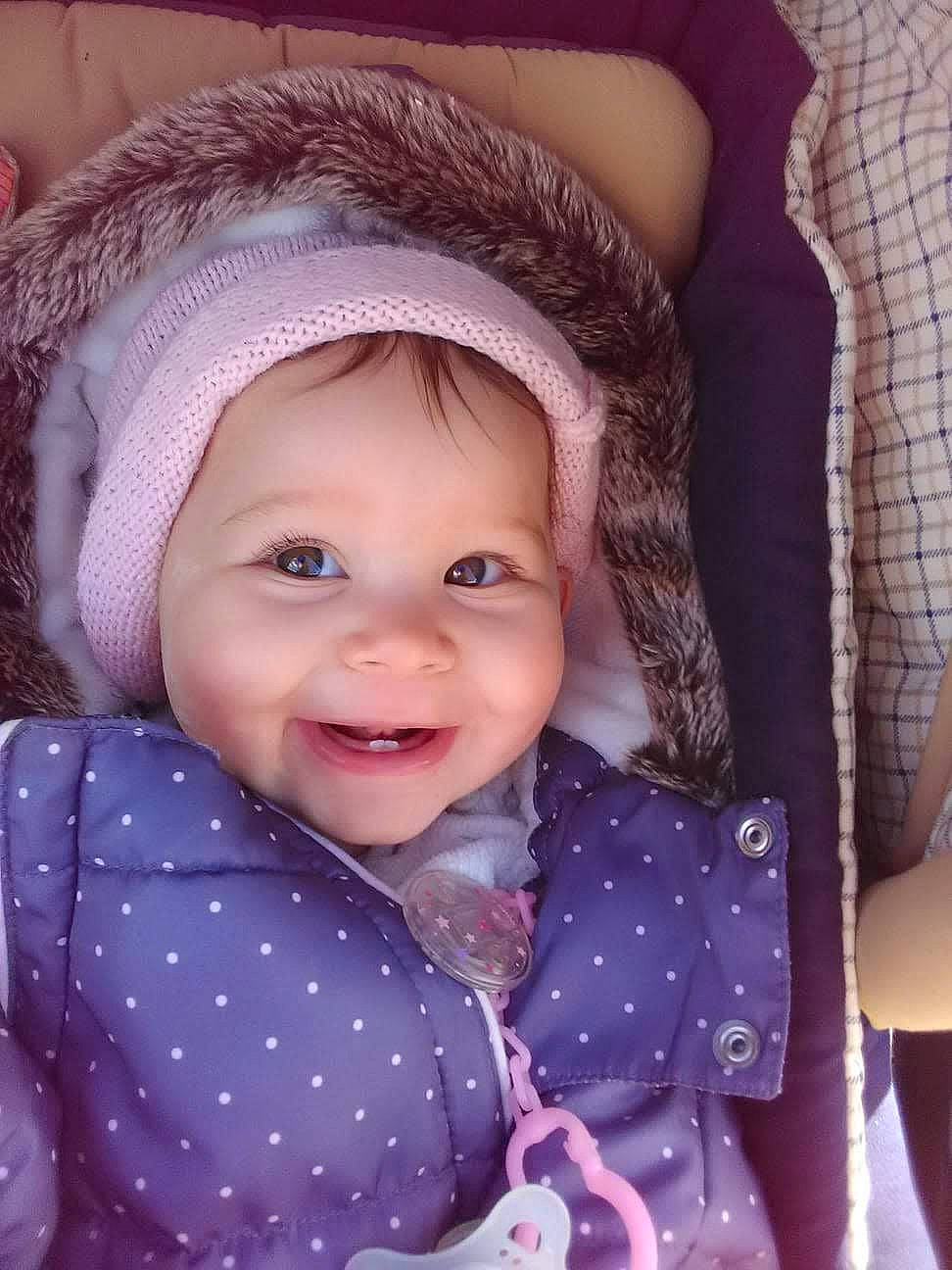 Victoria a rejoint le concours — aidez-le/la à gagner de superbes lots ! baby, beauty, cheek, child, eye, eyebrow, face, facial_expression, head, headgear, iris, lip, nose, person, pink, product, purple, skin, smile, toddler