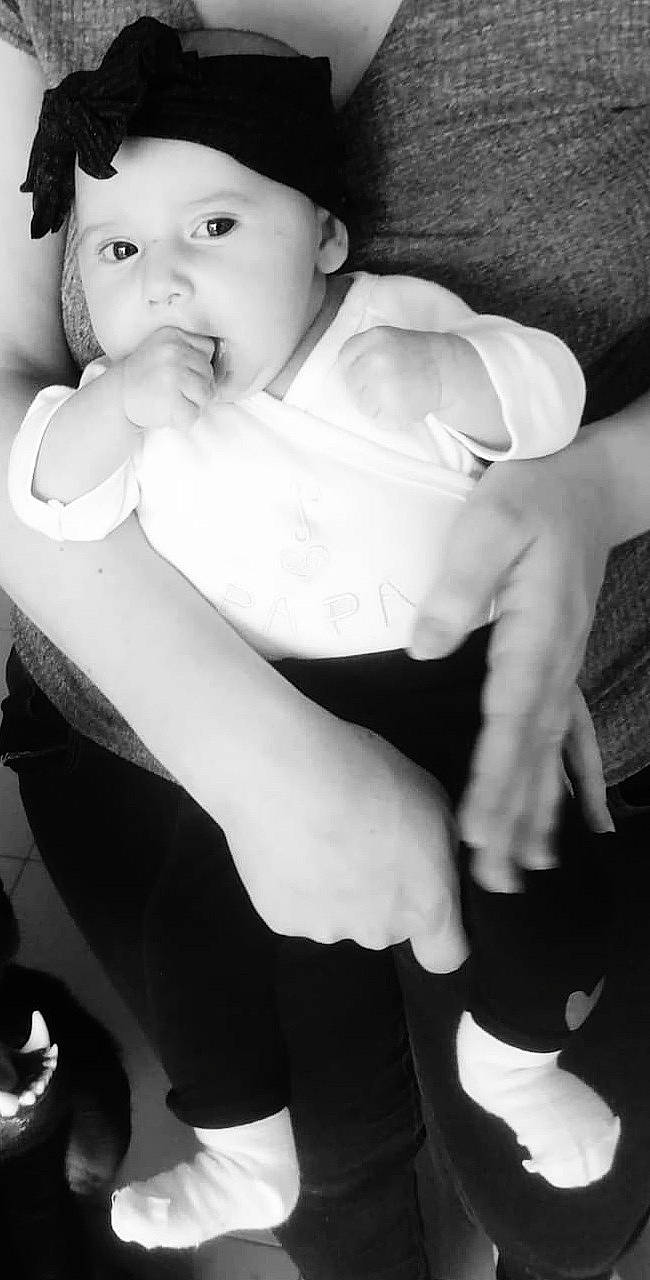 Léane a rejoint le concours — aidez-le/la à gagner de superbes lots ! arm, baby, black, black_and_white, black_hair, chest, elbow, eyelash, finger, flash_photography, gesture, hand, happy, head, iris, lip, neck, nose, person, style