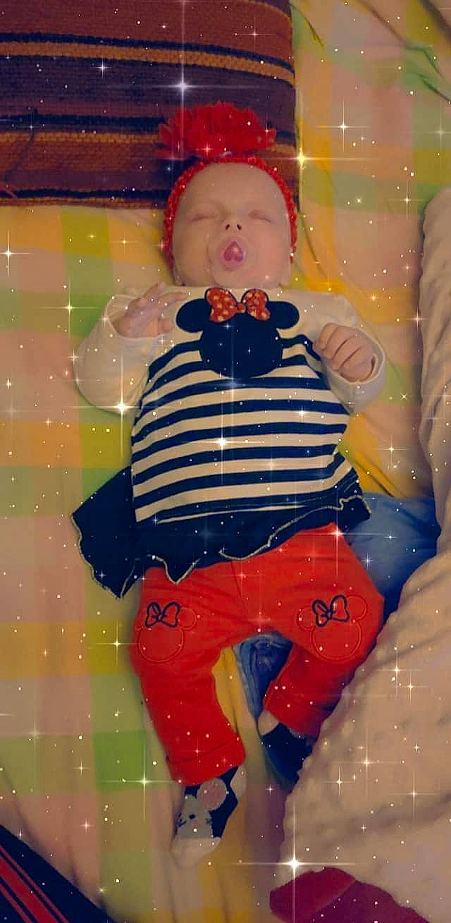 Louana a rejoint le concours — aidez-le/la à gagner de superbes lots ! baby, baby_toddler_clothing, carmine, child, doll, event, fun, happy, head, orange, pattern, person, pink, red, sitting, sleeve, stuffed_toy, textile, toddler, toy